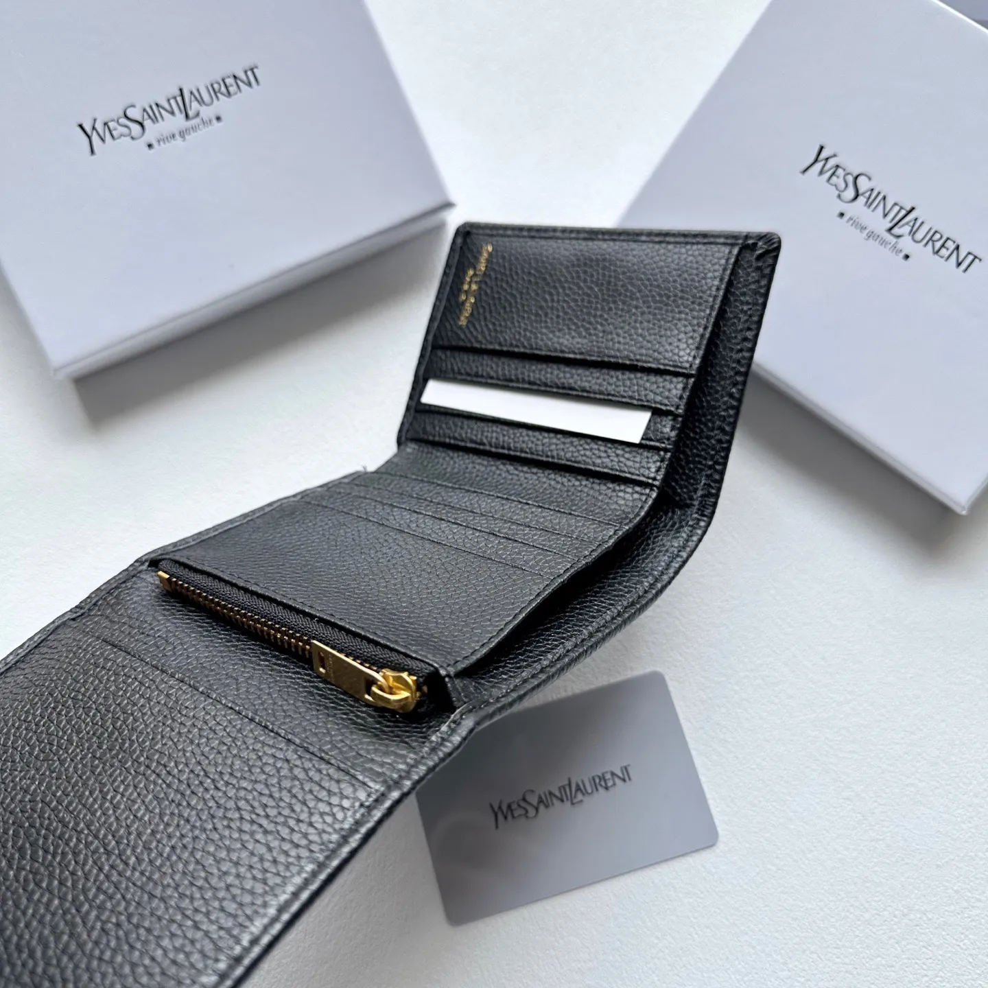 P85🎀🎀颜色 黑 粉🎀尺寸 11x10🎀圣罗兰🆕款&hearts;三折短款钱包💕进口小牛皮质感一流👍独一无二风格，实用内阁超美超时尚美女必备单品🔥