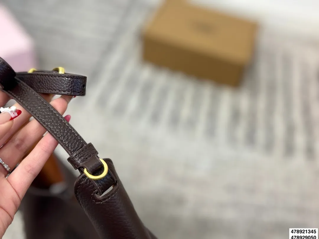 p255 p220 配盒 size：23.22/16.15 miumiu 快闪新品 牛皮细腻柔软 内里是很特别的绿色， 个人觉得单肩斜挎腋下更好看！