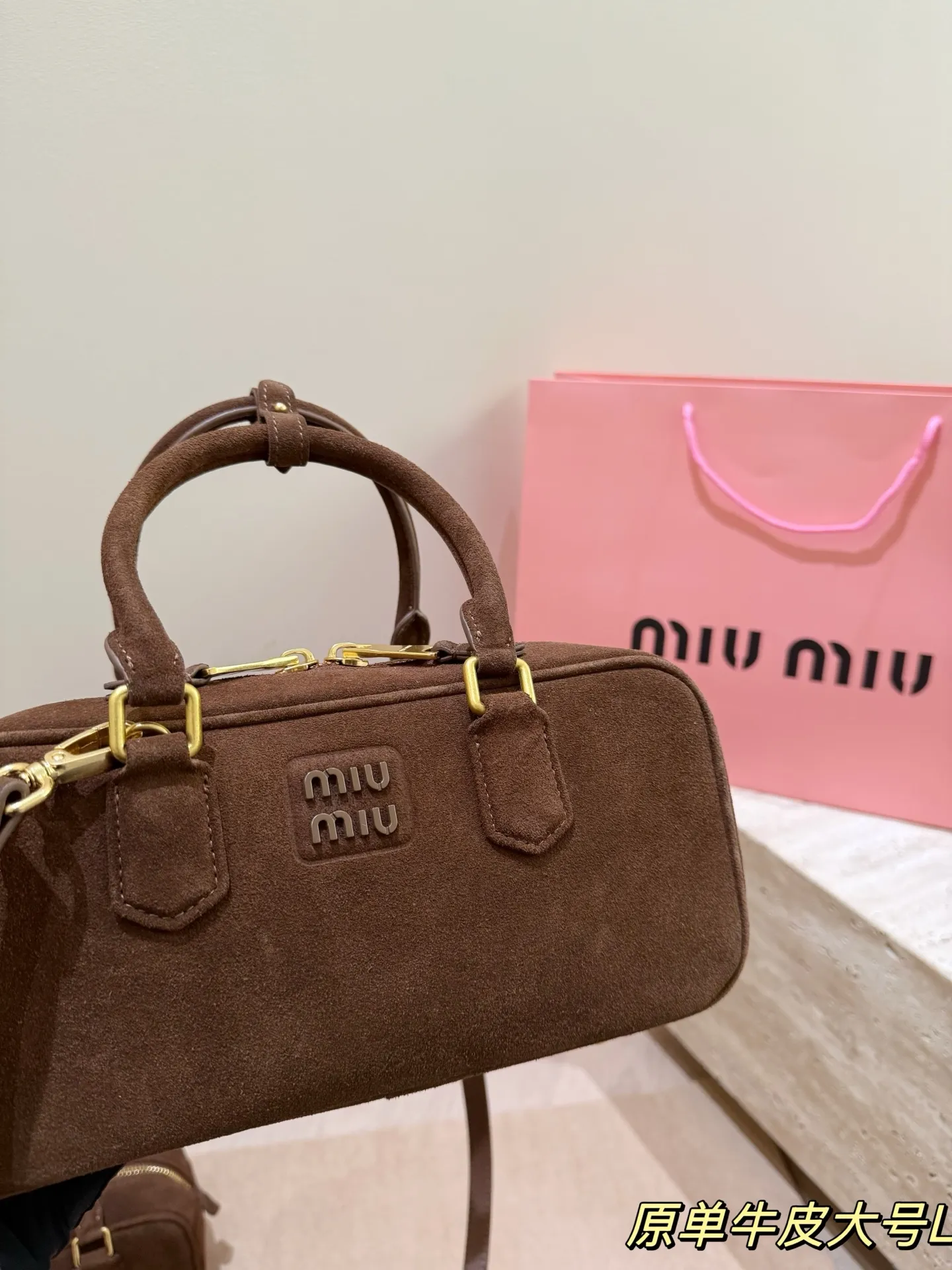 头层牛皮 P275 Miu新品 高级麂皮保龄球包 时尚绝美 大方且与众不同 日常 出街必入款 凸显功能性 实用主义 柔软舒服的触感 彰显 MiuMiu 女性愈加自信,务实,前卫和酷炫的态度 尺寸:28.16cm配礼盒🎁