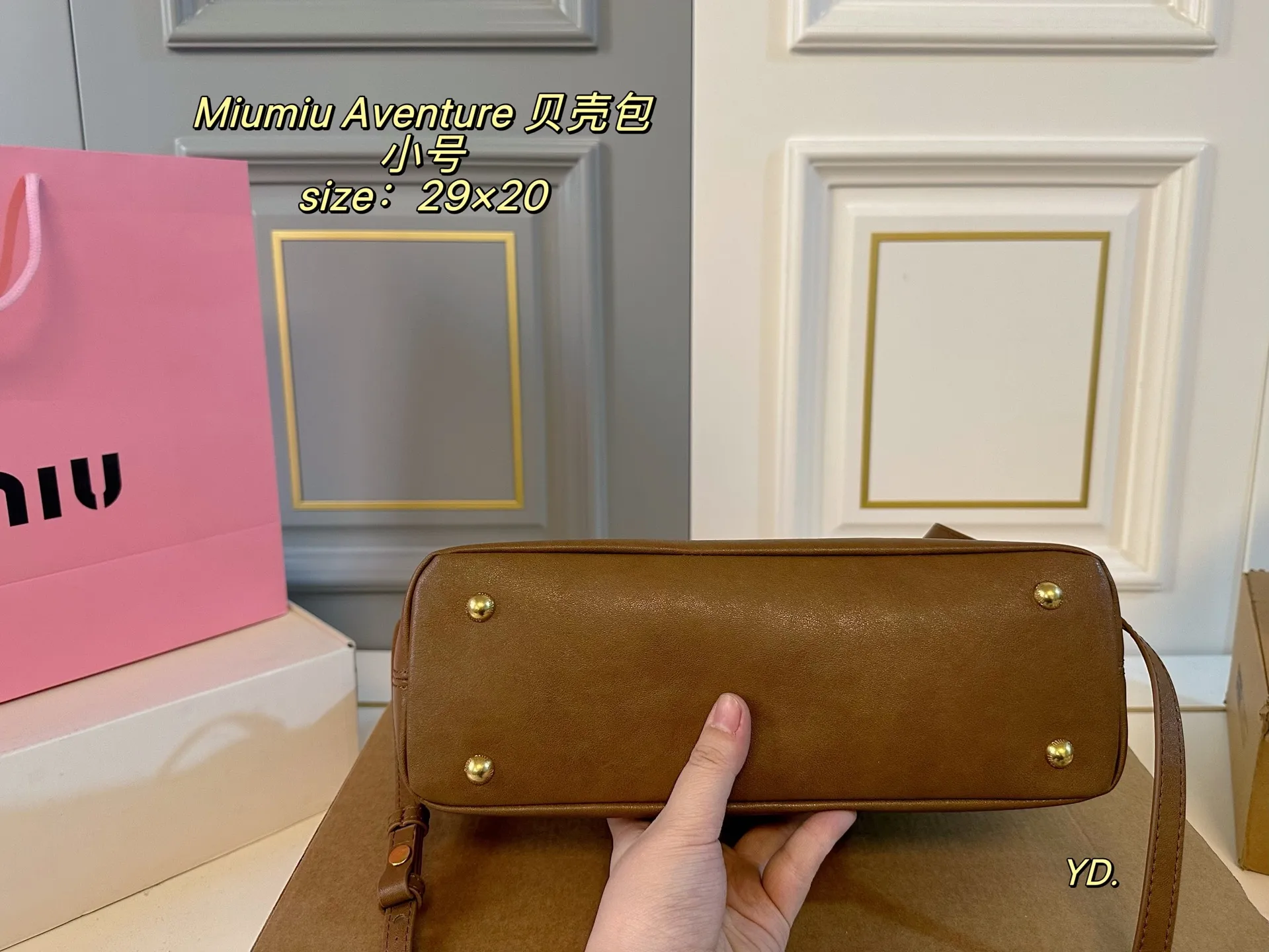 P230小号（无盒） size：29&times;20小号 MiuMiu缪缪新款Aventure24贝壳包 💕 皮质有种做旧年代感 复古感满满 自重轻，设计感强，洋气时髦 超大空间，又高级又能装‼️