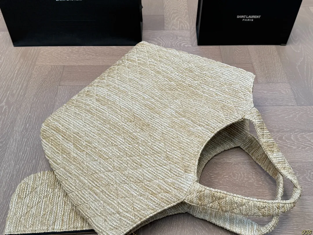 &yen;180 YSL圣罗兰草编子母托特包💕 超大空间 配零钱包✔️ 大logo搭配草编工艺～ 别有一番风味 ，巨轻盈 慵懒随性，自在随心❗️❗️ 尺寸38 38