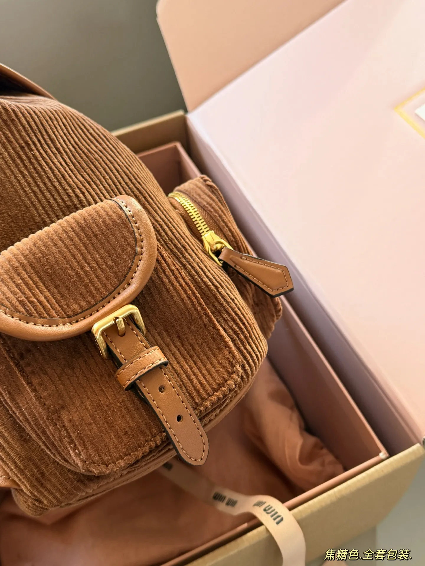 💰300 配全套包装 size:25*27cm(大号) 又一季特别美丽的Miu Miu miumiu ss25 灯芯绒双肩包 超适合秋冬搭配鲜艳跳脱的配色,为沉闷的秋冬增添色彩!搭配大衣超吸睛哦!