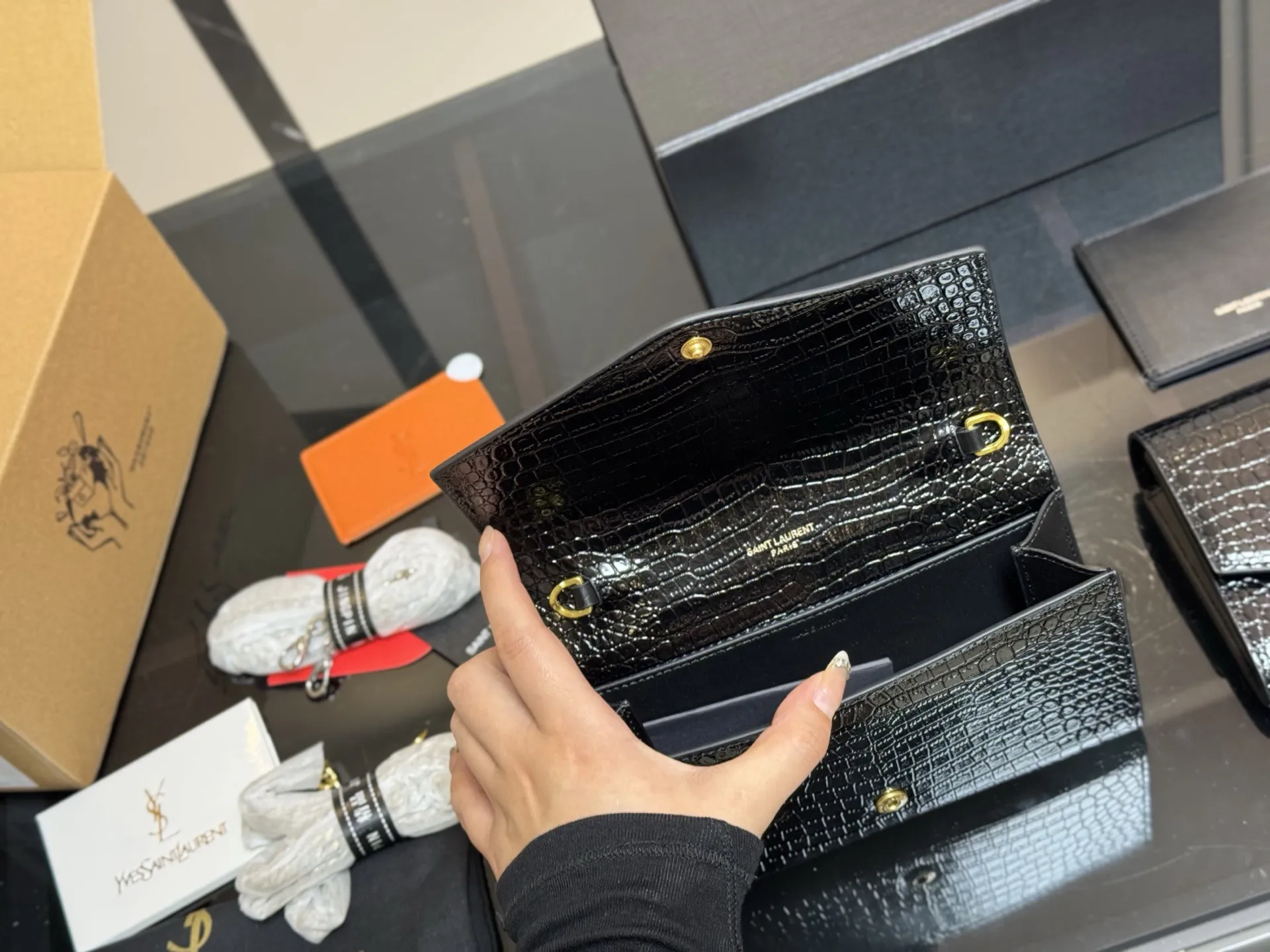 &yen;150 配折叠盒飞机盒 size：19*12cm 圣罗兰 woc二合一信封包 牛皮看起来质感特别好！耐磨耐用！ 🉑️斜挎🉑️