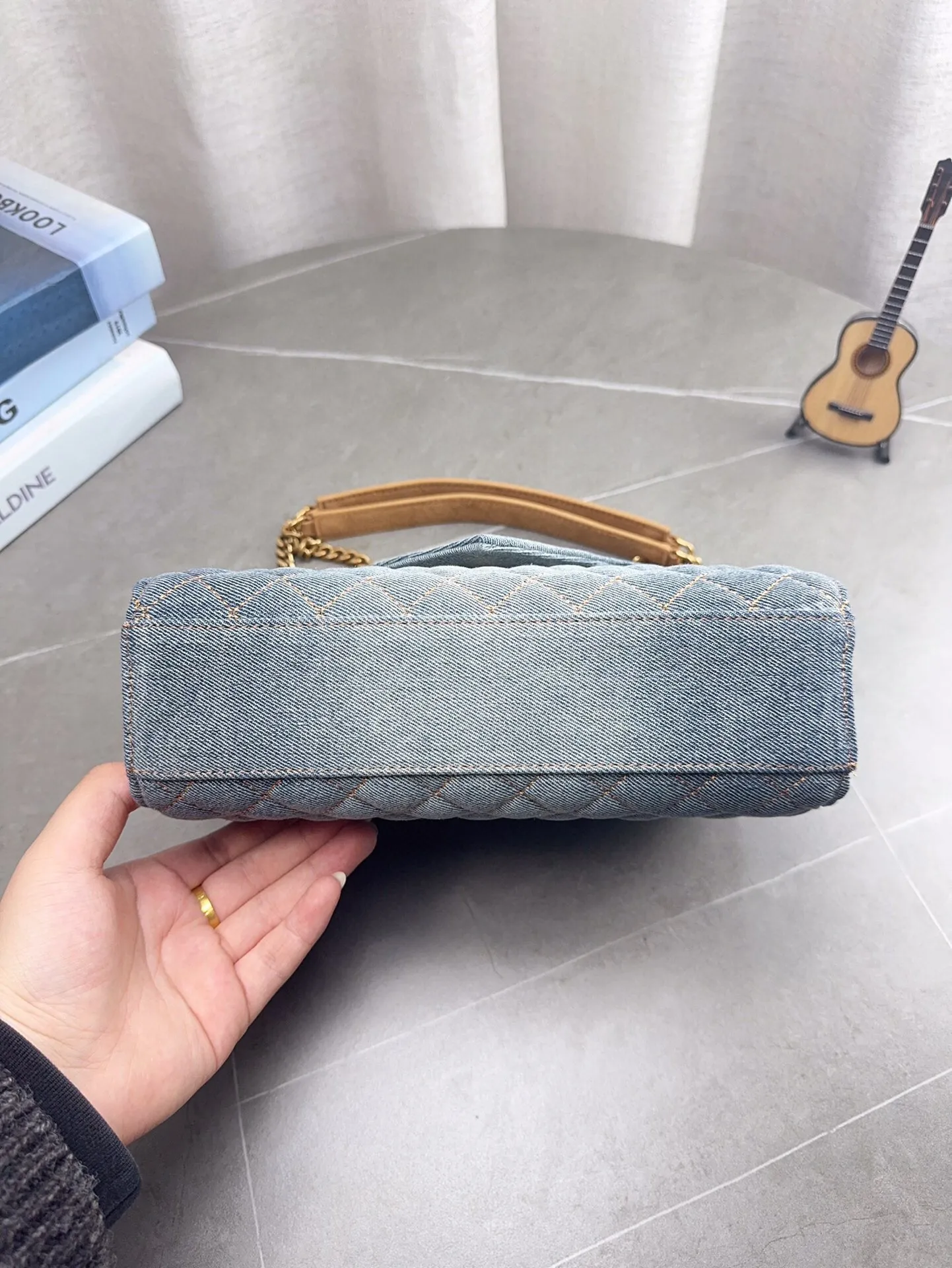 折叠飞机礼盒包装 高品质YSL圣罗兰牛仔链条信封包 简约才是百搭公式。 复古又时髦，妥妥的街拍神器。 出街通勤都可。 容量很大，可肩背、斜挎。 搭配很显高级感。 是帅气女孩不可缺少的一款经典存在。 尺寸24*17cm p185