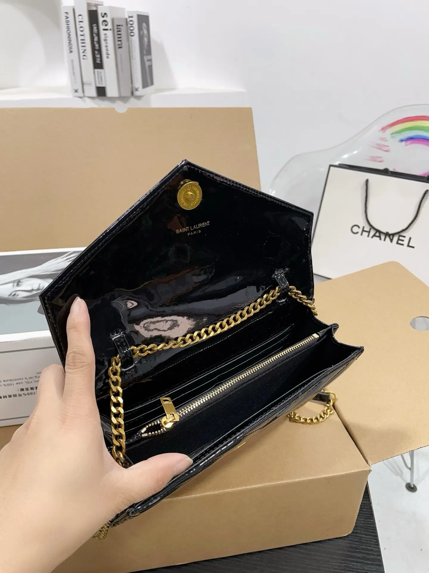 👑💰P150 配飞机盒折叠盒子 漆皮圣罗兰信封包 原版五金logo 首^_^所谓人人必备一款,这个款式必须自留 经典版型! 真的是让人眼前一亮 喜欢的美妞抓紧啦 实物简直太美 尺寸23 16