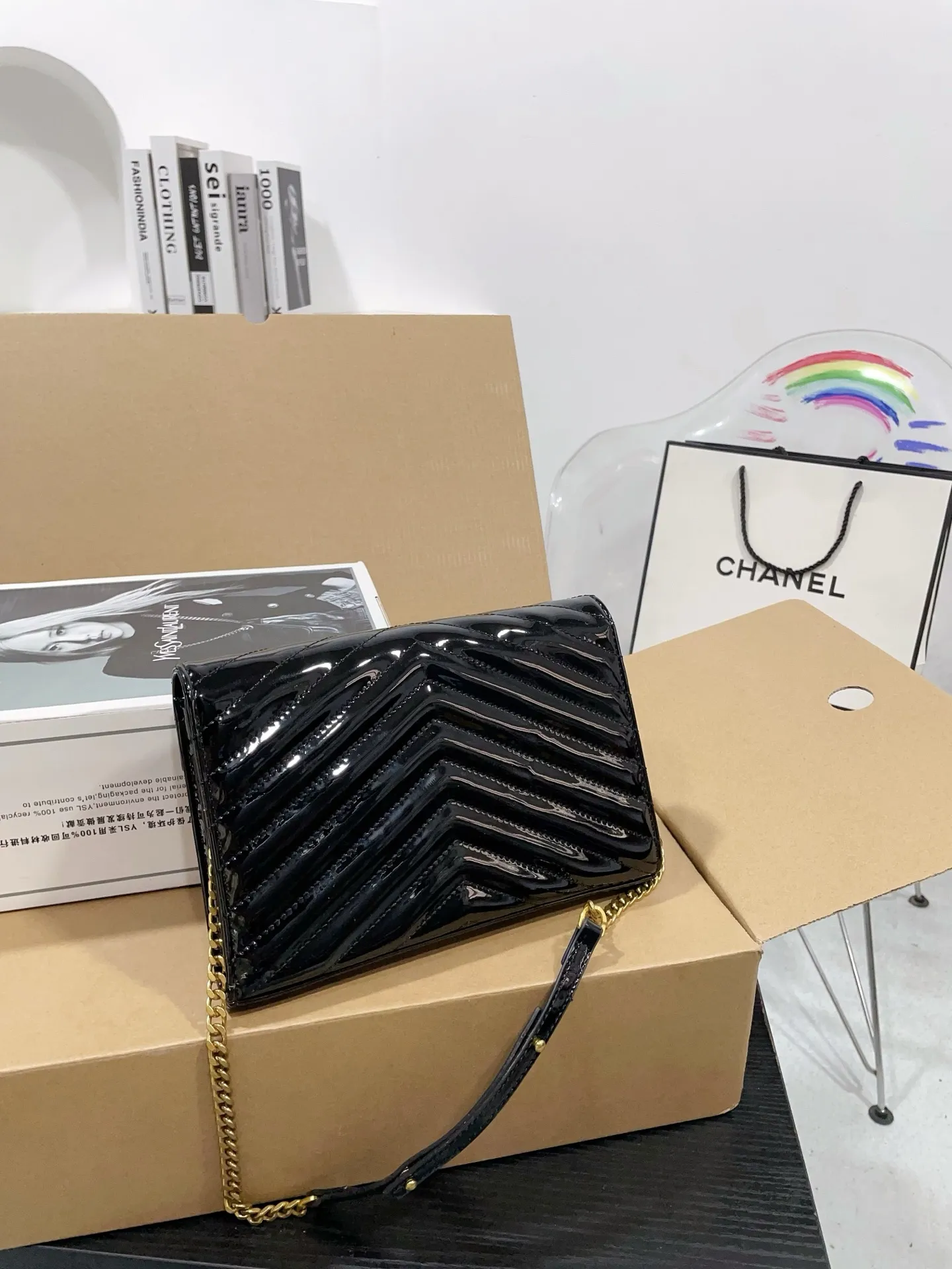 👑💰P150 配飞机盒折叠盒子 漆皮圣罗兰信封包 原版五金logo 首^_^所谓人人必备一款，这个款式必须自留 经典版型！ 真的是让人眼前一亮 喜欢的美妞抓紧啦 实物简直太美 尺寸23 16