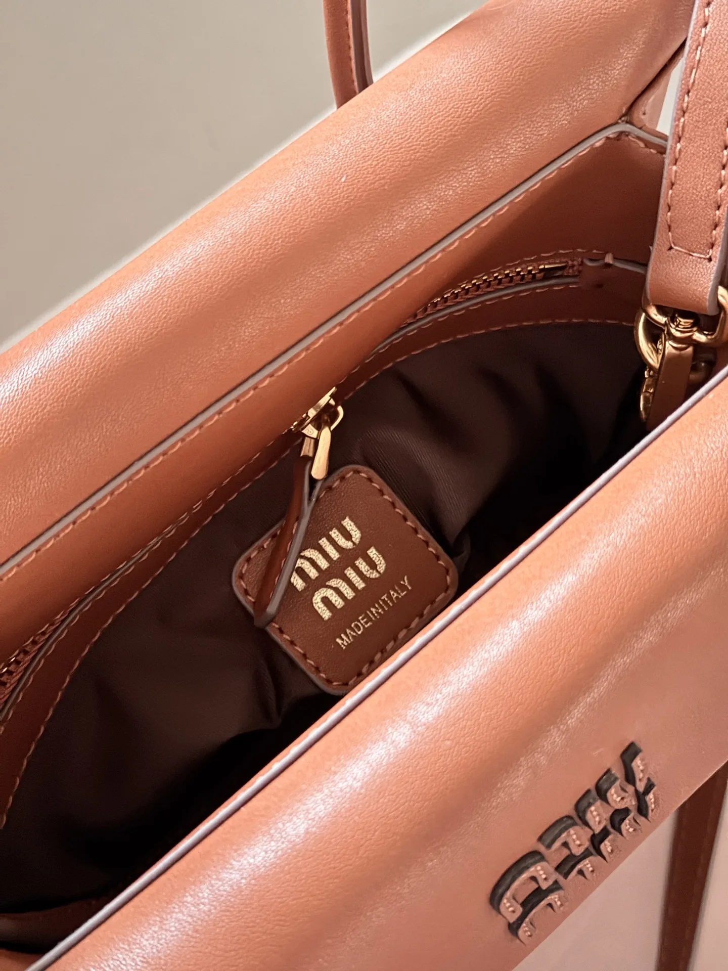 💰225 配盒 size:28*20cm Miumiu Solitaire用上了! 这只Solitaire简直让我一眼万年! 复古调调拿捏得死死的, 亮面皮超级好看 质感也超好! 两边的翻盖格设计真的很贴心, 磁吸翻盖很方便 可手提可单肩可斜挎, 从实用性来说,这只Solitaire真的nice!