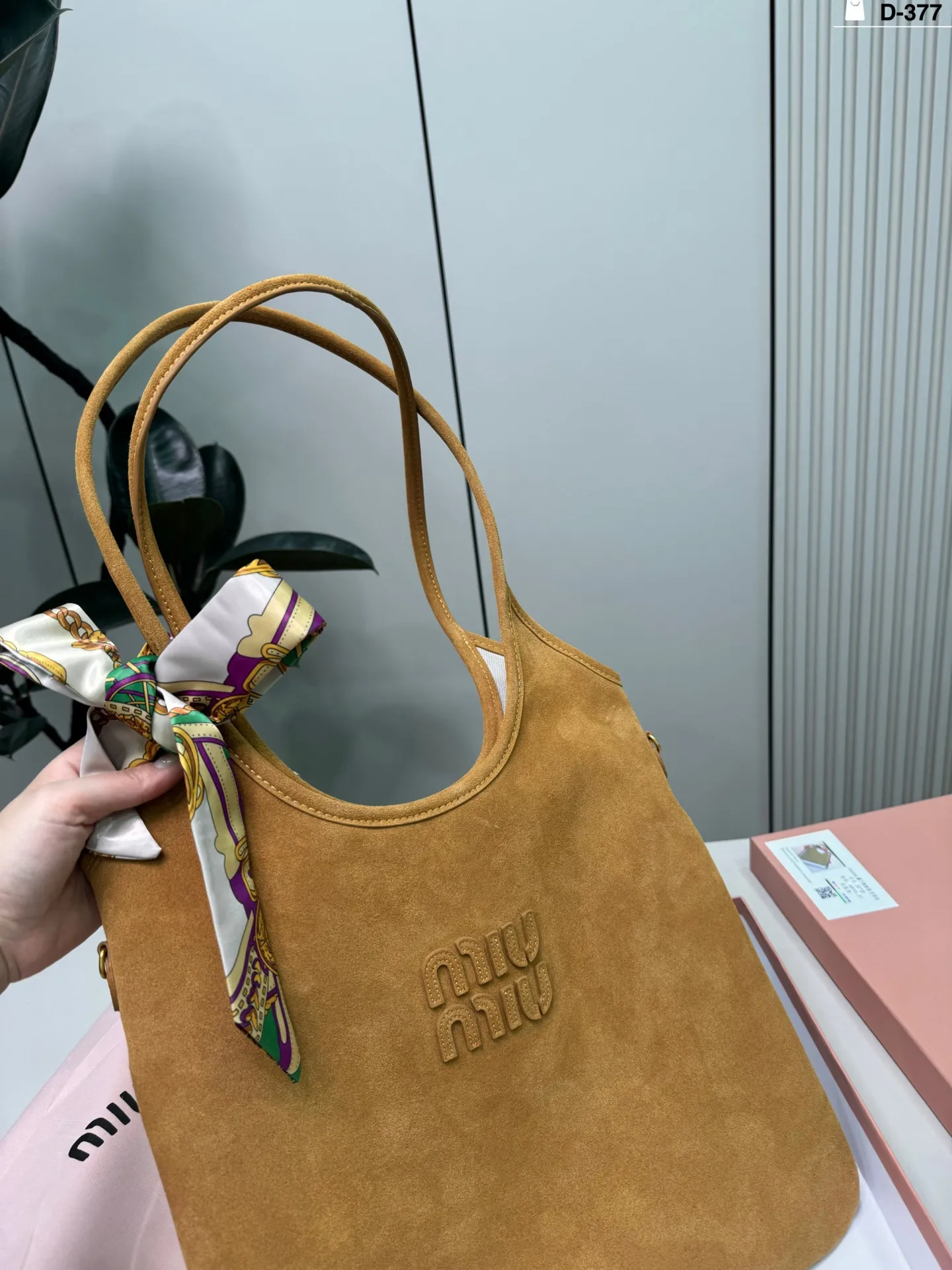 💰p155 D-377尺寸35&times;33配盒 miumiu缪缪ivy托特包 有种谁背都是萌萌的既视感hahaha~ 帆布牛皮皮质哦！