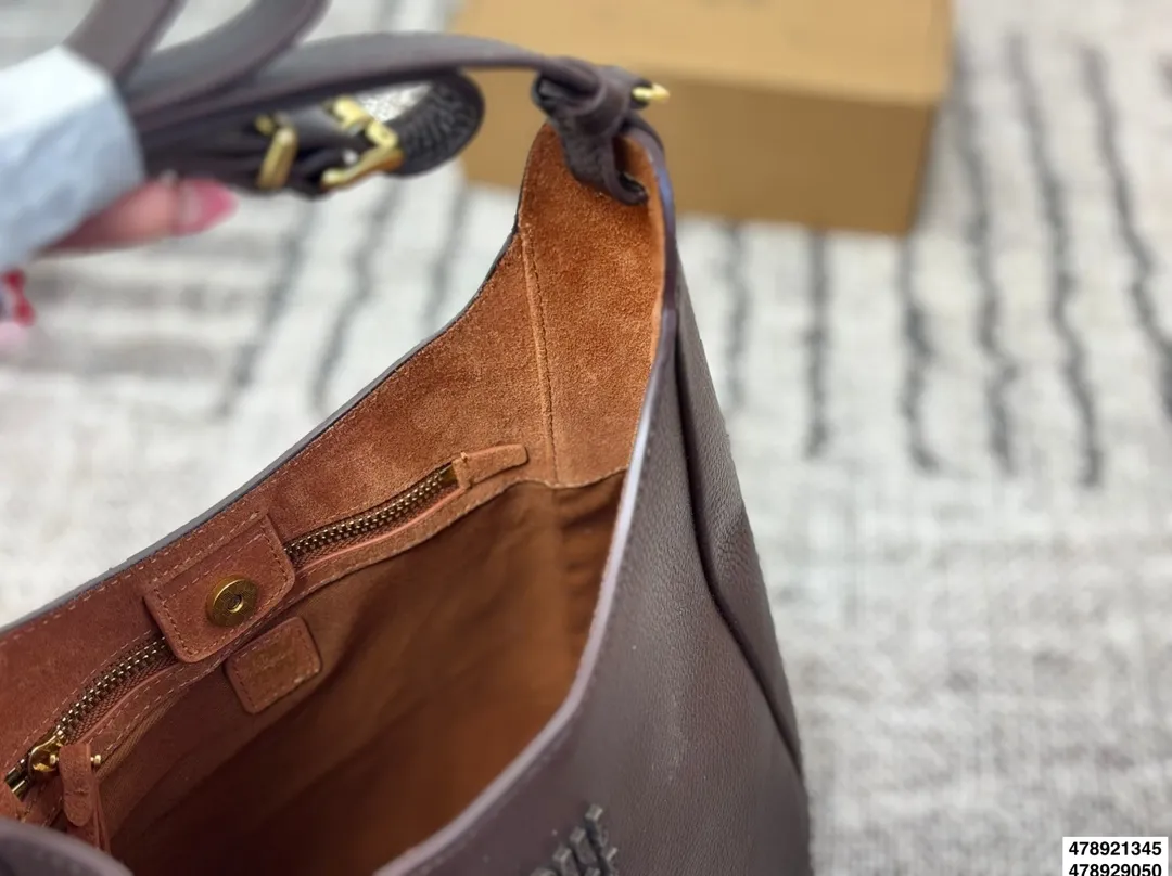 p255 p220 配盒 size:23.22/16.15 miumiu 快闪新品 牛皮细腻柔软 内里是很特别的绿色, 个人觉得单肩斜挎腋下更好看!