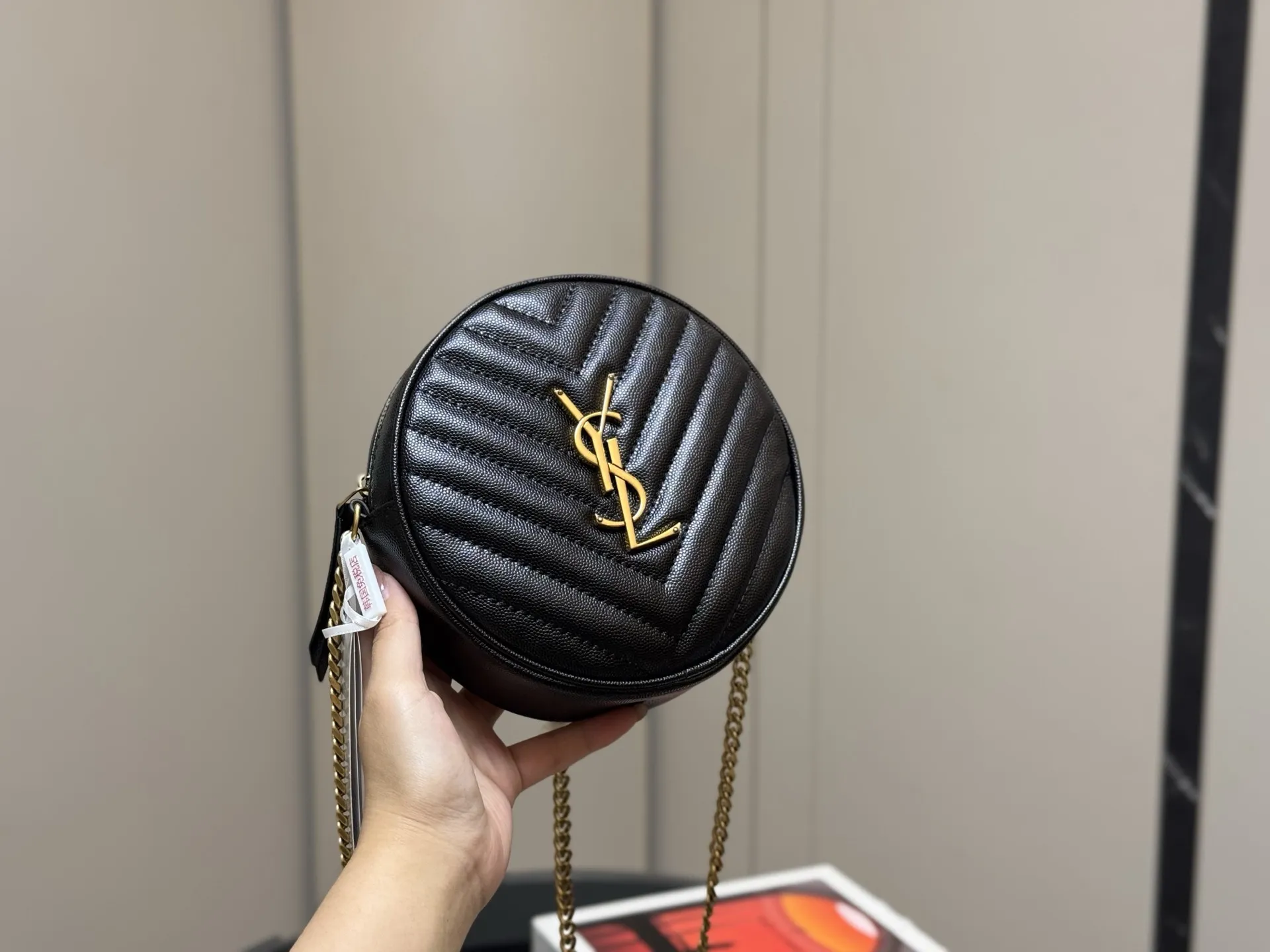 &yen;140 配折叠盒飞机盒 size：17.17cm 圣罗兰 圆饼包 鱼子酱看起来质感特别好！ 耐磨耐用！ 🉑️斜挎🉑️