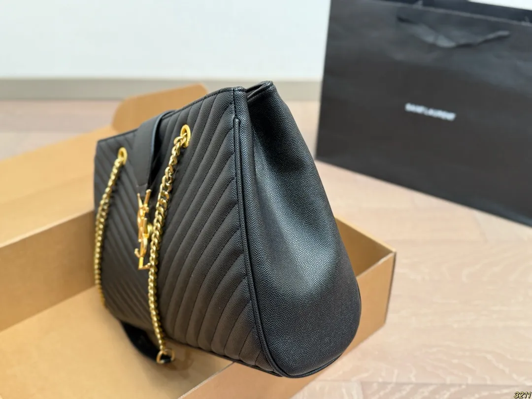 ¥145飞机盒 圣罗兰YSL 托特包链条包 精致美丽 高级优雅 很好驾驭,不挑衣服,不挑季节 一年四季都可,可盐可甜 高个子小姐姐背,气质御姐范 小个子的小姐姐背,甜甜女孩一枚 尺寸34 24