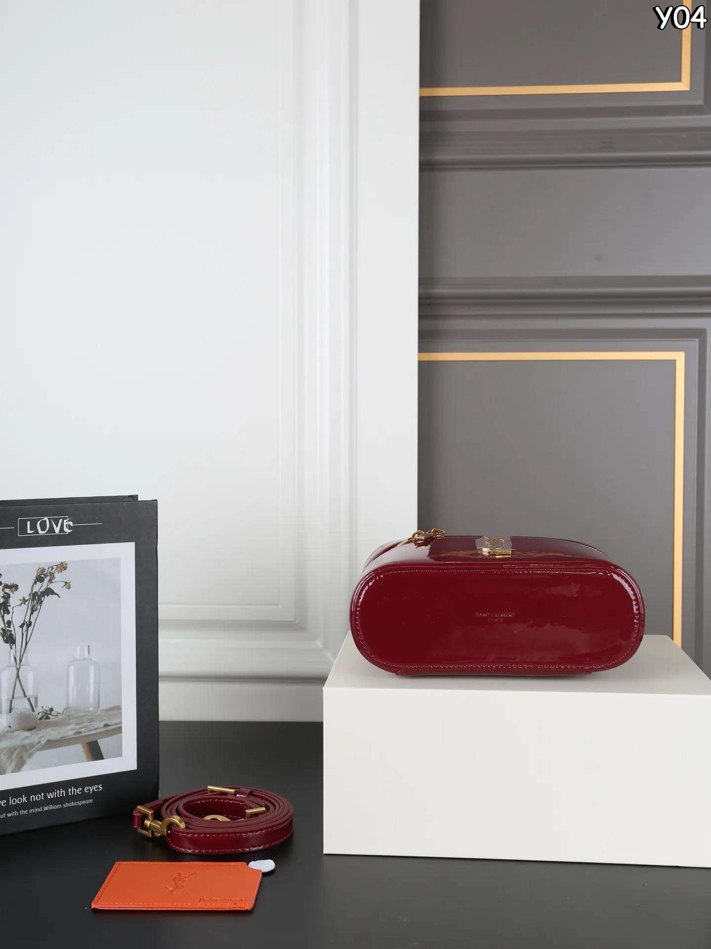 P180 全套礼盒 圣罗兰 YSL GABY 漆皮 盒子包 单肩斜挎手提包化妆包 漆皮更复古，更有个性~ 秋冬新款漆皮系列丨泛着高级光泽哇 高级感都要溢出来啦 尺寸：18&times;12