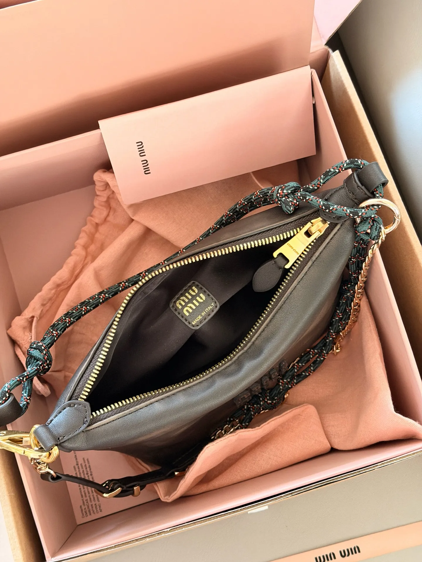 💰190 配盒 size:底宽18*15cm miumiu 咖啡棕小饭盒~ 自带冲浪绳!! 做旧的效果牛皮更高级哦! miumiu作旧彩绳饭盒包测评,真的太好看了吧