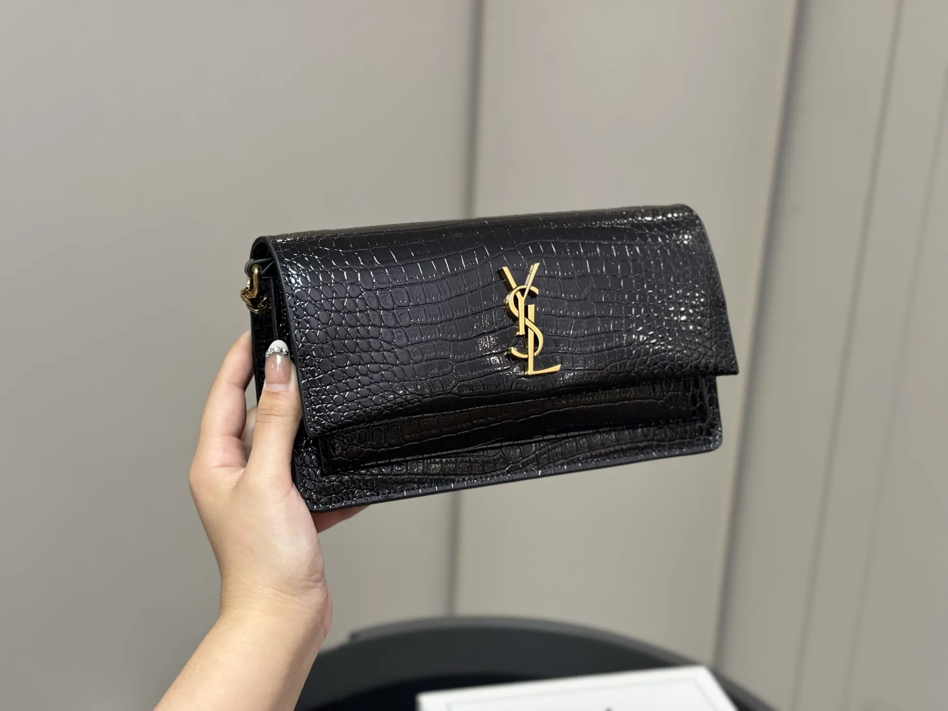 &yen;180 配折叠盒飞机盒 YSL圣罗兰sunset日落包 Sunset bag 陪你走遍天涯海角 一起看日落 ysl包包 尺寸:22.13cm