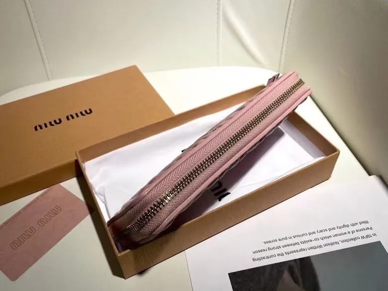P95🎀miumiu 5550🎀颜色 黑色 粉色 🎀尺寸 19*10.5*3.5 🎀miumiu专柜最新款！专柜爆款热力来袭，经典提花压纹设计，釆用顶级进口小羊皮，皮质细腻柔软，做工精细！