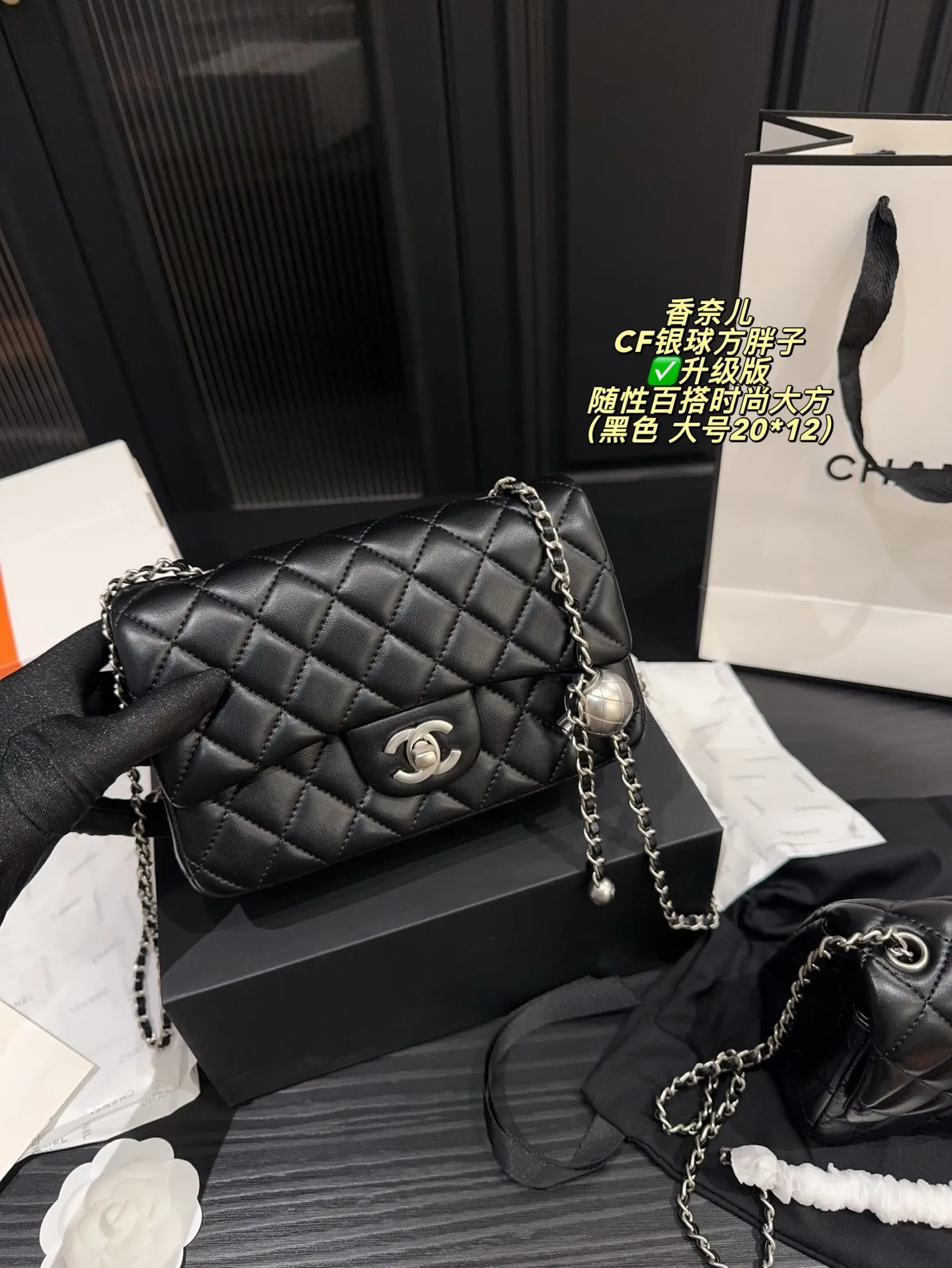 ✅升级版大号P170全套包装⚠️尺寸20*12 小号P170全套包装⚠️尺寸17*13 香奈儿CHANEL CF银球方胖子 随性百搭时尚大方 小银球也可以用来调节带子的长度,不挑个子哦~ 手机、口红、气垫、车钥匙都可以放进去,容量真的很感人~