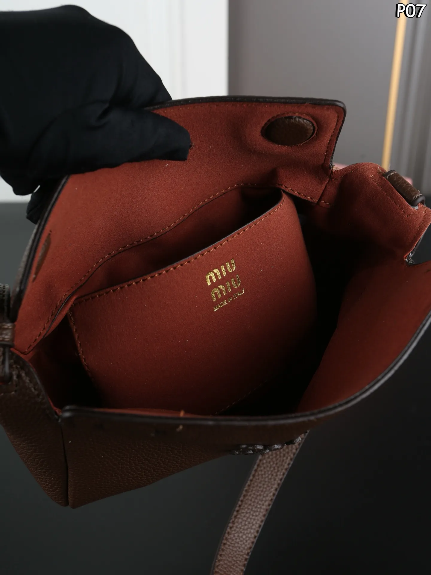 P145 天地盖 MIU MIU缪缪 相机包 斜挎单肩包 Miumiu相机包太可爱啦！荔枝纹小牛皮，手感好柔软太适合秋冬了[赞R] 方形设计简约低调又高级～ 日常手机 粉饼 钥匙.. 都能收纳～ 肩带可随意调节，时髦感十足～ 尺寸：20&times;11