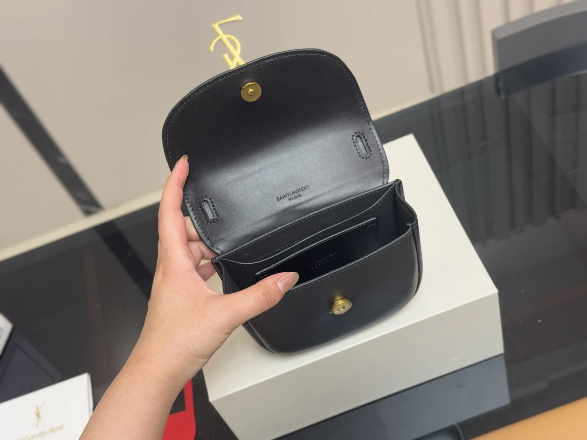 ¥140 配折叠盒飞机盒 尺寸:17cm 圣罗兰 Kala马鞍 很好看啊啊啊 这款绝对是ysl的鼻祖! 牛皮品质! 太STALY!