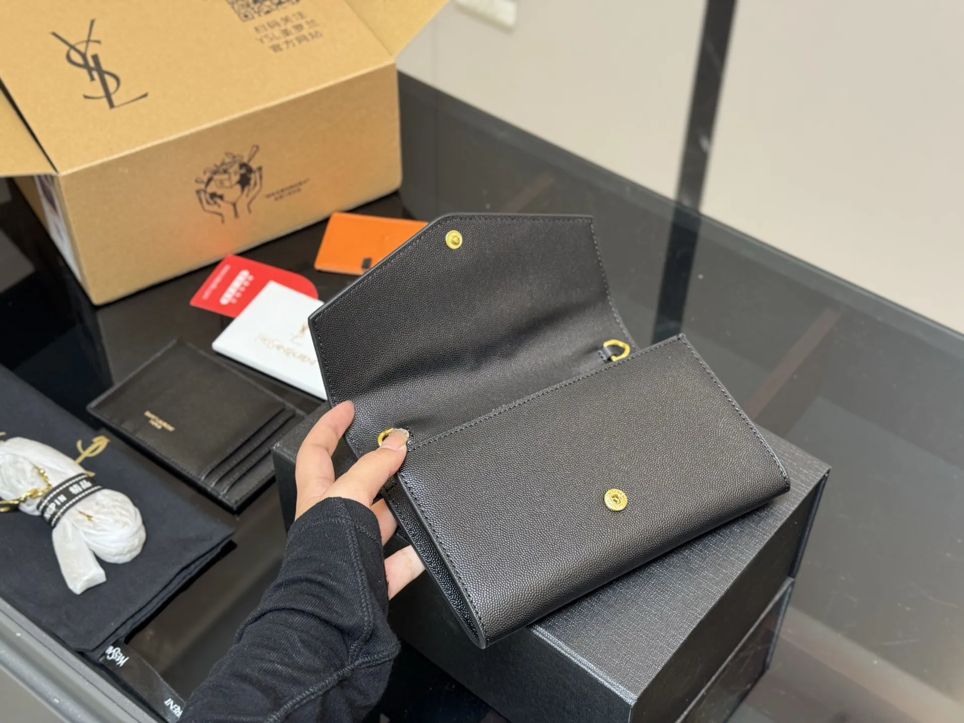 ¥150 配折叠盒飞机盒 size:19*12cm 圣罗兰 woc二合一信封包 牛皮看起来质感特别好!耐磨耐用! 🉑️斜挎🉑️