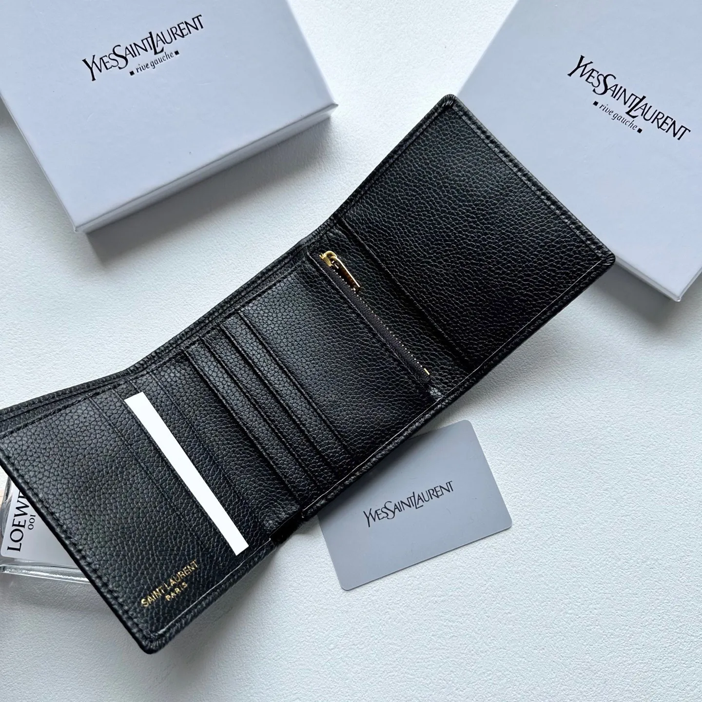 P85🎀🎀颜色 黑 粉🎀尺寸 11x10🎀圣罗兰🆕款&hearts;三折短款钱包💕进口小牛皮质感一流👍独一无二风格，实用内阁超美超时尚美女必备单品🔥