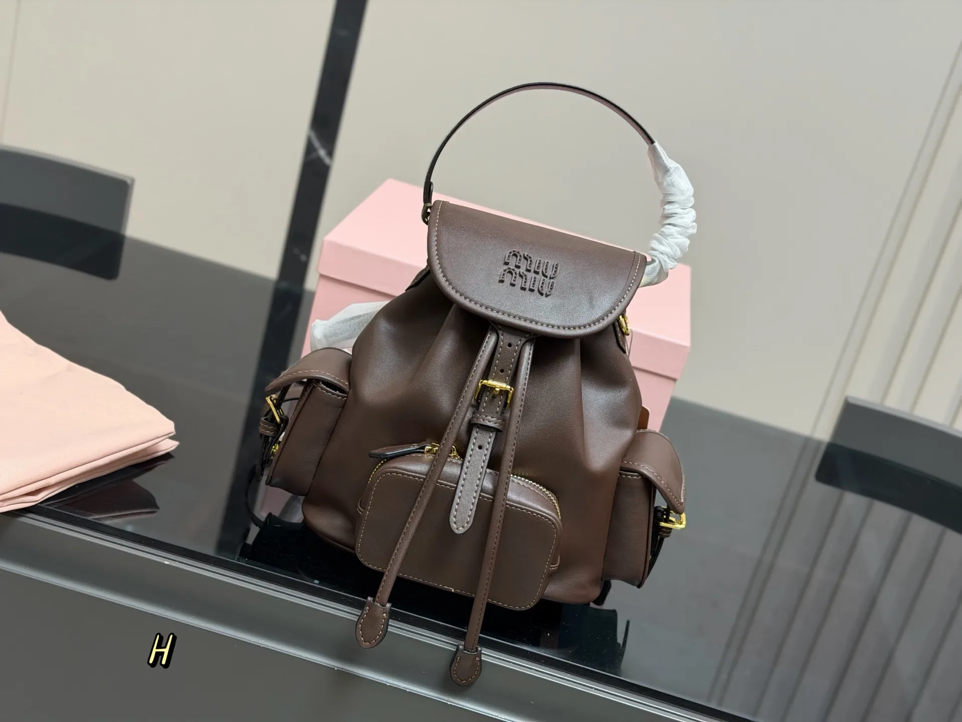 &yen;210 配盒 size：21*23cm（小号） 又一季特别美丽的Miu Miu miumiu ss25 双肩包 少女心与摩登格调的碰撞 轻松拿捏时髦 轻便能装，质感绝绝子，miumiu的少女感+酷感完美结合~