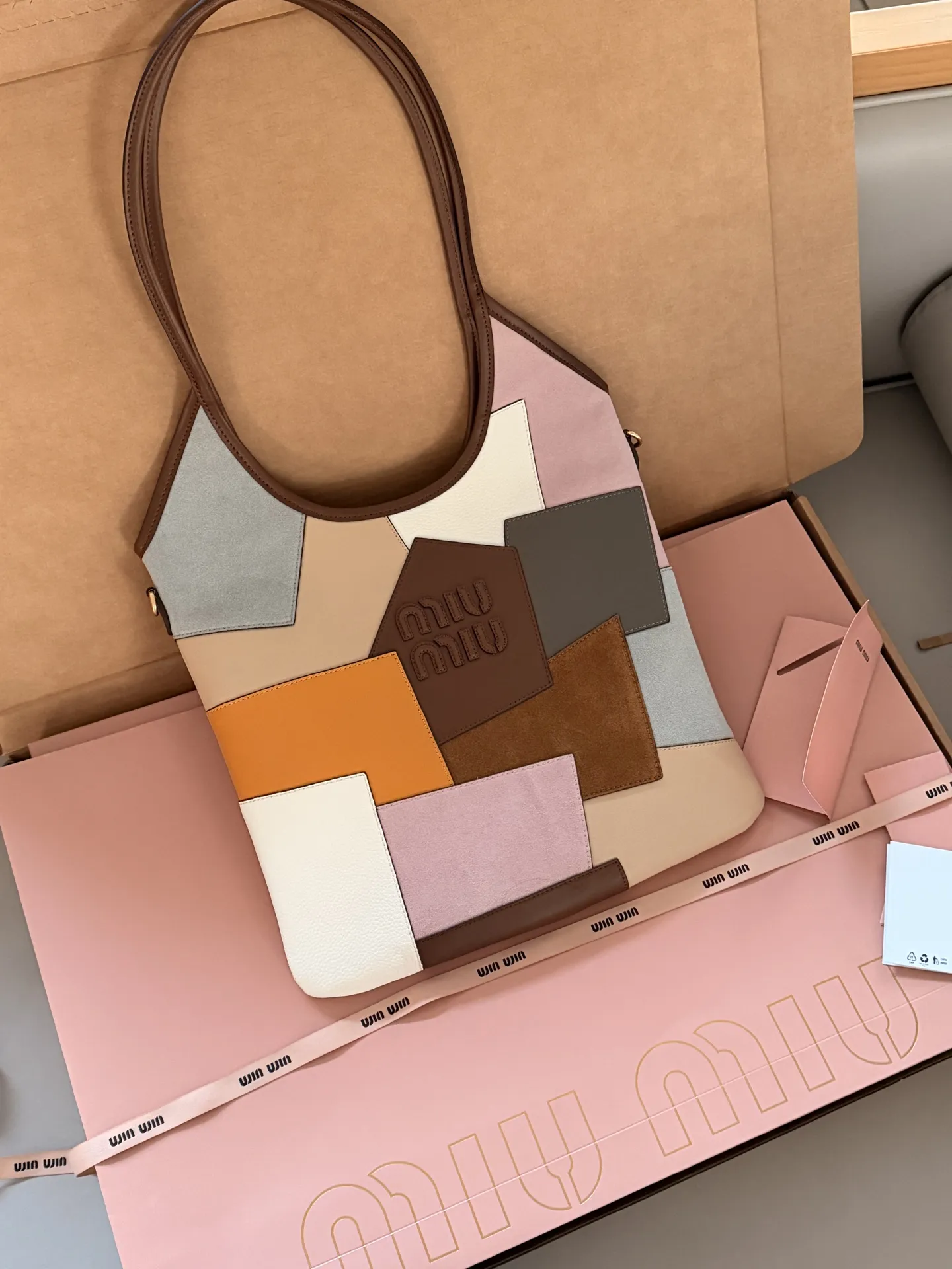 💰 275 配全套包装 size：33*30cm MiuMiu拼皮家族又来新配色啦 可爱的Miumiu ivy 复古麂皮牛皮拼皮 秋冬文艺感叠穿秘诀 谁还没爱上Miu Miu 软糯麂皮质感超nice！ 有种谁背都是萌萌的既视感hahaha~ 牛仔牛皮皮质哦！