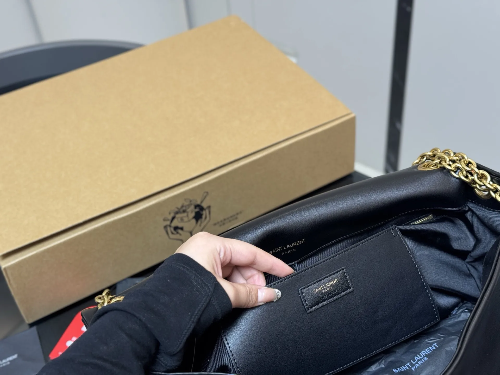 &yen;220 配盒 SAINT LAURENT|新款 链条包百Jamie」 圣罗兰新款大包JAMIE,你的时尚救星来了!」超细腻羊皮纹 手感舒适且耐用。 珠宝级工艺金属链条， 细节处的精致让你的品位更 上一层楼。 说慵懒松弛的设计，让你轻松驾驭各种场合，既有范又显气质。 由这款包包不仅日常实用，更是展现你的时尚态度! 40.30cm