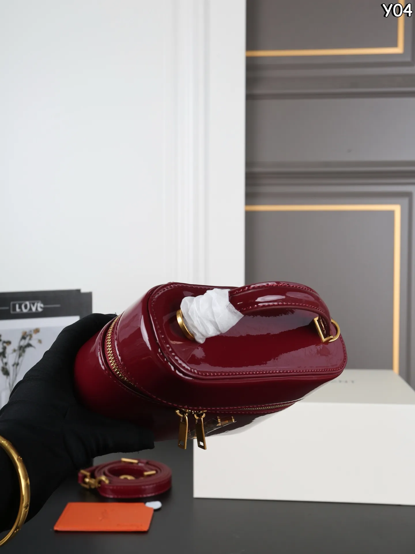 P180 全套礼盒 圣罗兰 YSL GABY 漆皮 盒子包 单肩斜挎手提包化妆包 漆皮更复古,更有个性~ 秋冬新款漆皮系列丨泛着高级光泽哇 高级感都要溢出来啦 尺寸:18×12