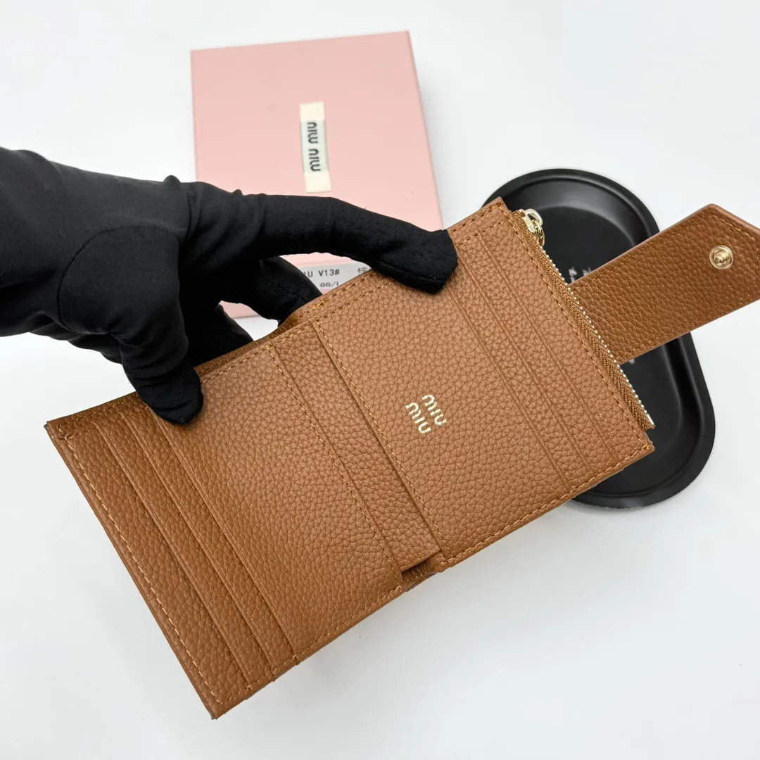 p85🎀miumiu V13🎀颜色 黑 棕🎀尺寸 11.5*10*3 🎀miumiu专柜最新款!专柜爆款热力来袭,釆用顶级进口牛皮,做工精细