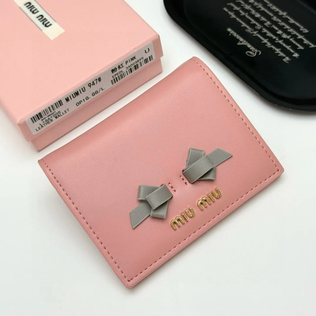 📢📢📢p95 🍒 miumiu 947 颜色:黑色 粉色 深灰色 浅灰色 尺寸:11.5*10*3 说明:miumiu专柜最新款火爆登场!采用头层牛皮,做工精致, 媲美专柜!多功能小钱包,超级精致时尚!
