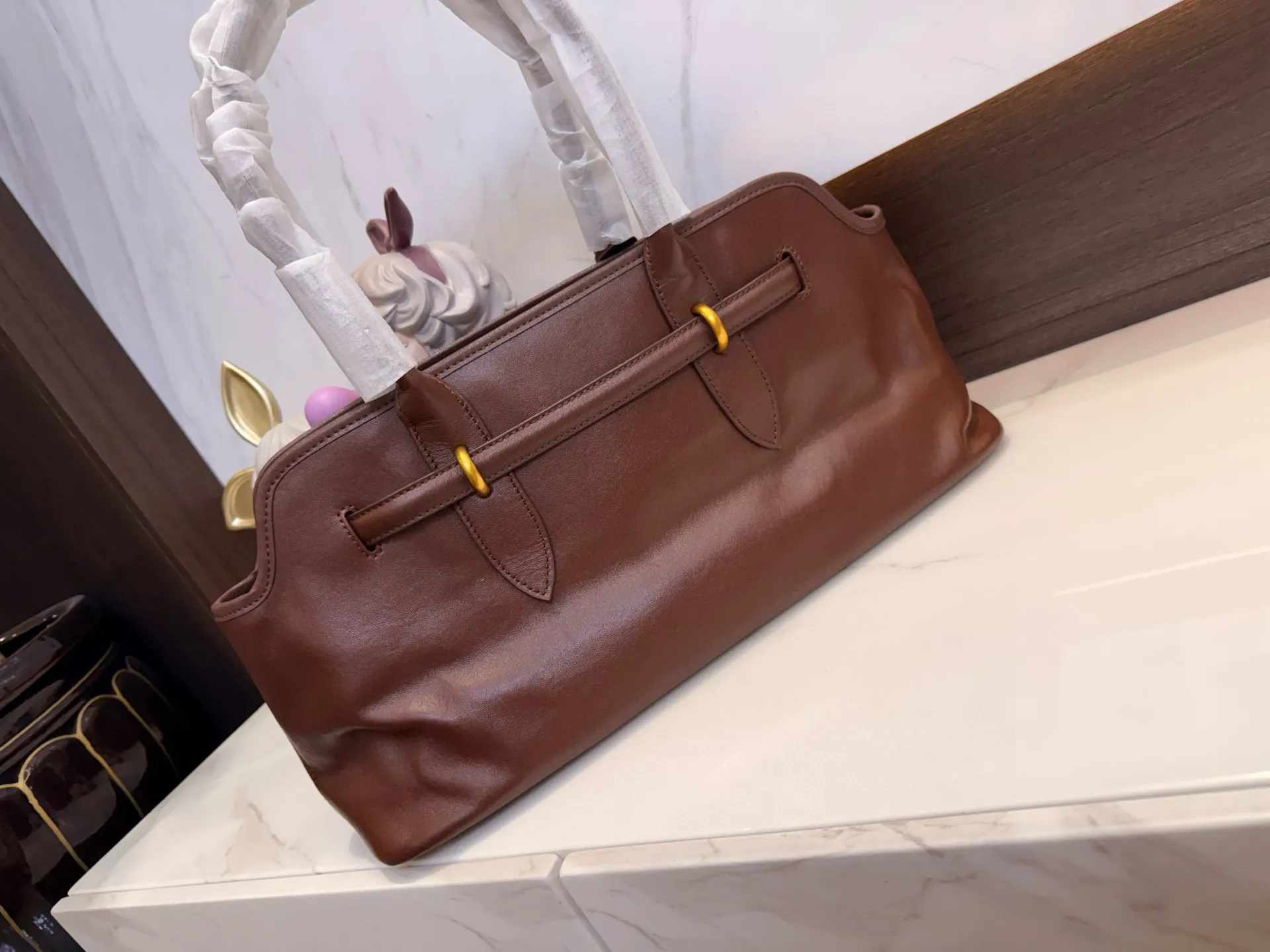 📢📢📢p275 牛皮 MiuMiu期待已久的2025.秀款 中古包.快来围观吧 2025秋冬系列包包 简洁利落的设计 凸显功能性 实用主义 柔软舒服的触感 彰显 MiuMiu 女性愈加自信,务实,前卫和酷炫的态度 尺寸:44*14*22cm