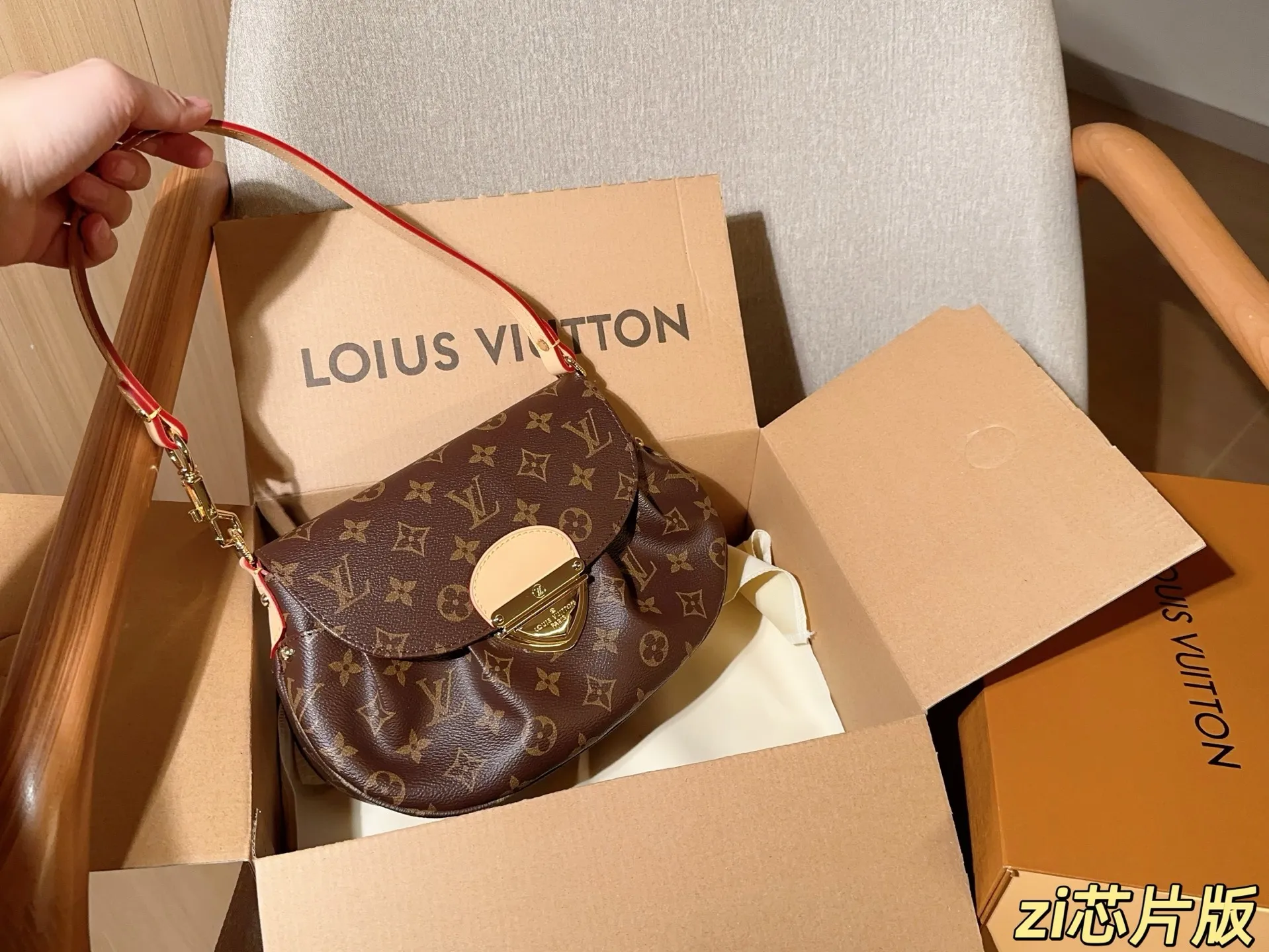 💰170 芯片版 Lv路易威登 Sunset元宝包翻盖插锁邮差包腋下包 尺寸25×18×6 礼盒包装➕飞机箱✈️