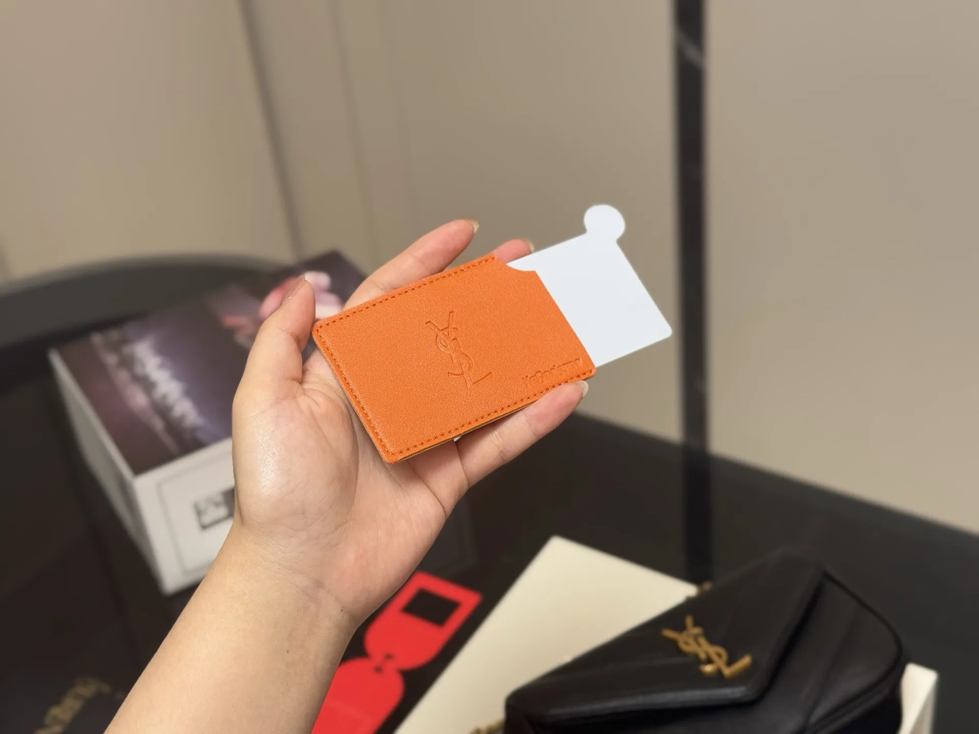 ¥170 配折叠盒飞机盒 size:20.13cm ysl LOULOU PUFFER 圣罗兰软乎乎 黑金louloupuffer云朵包 中号的尺寸刚刚👌 搜索🔍圣罗兰ysl