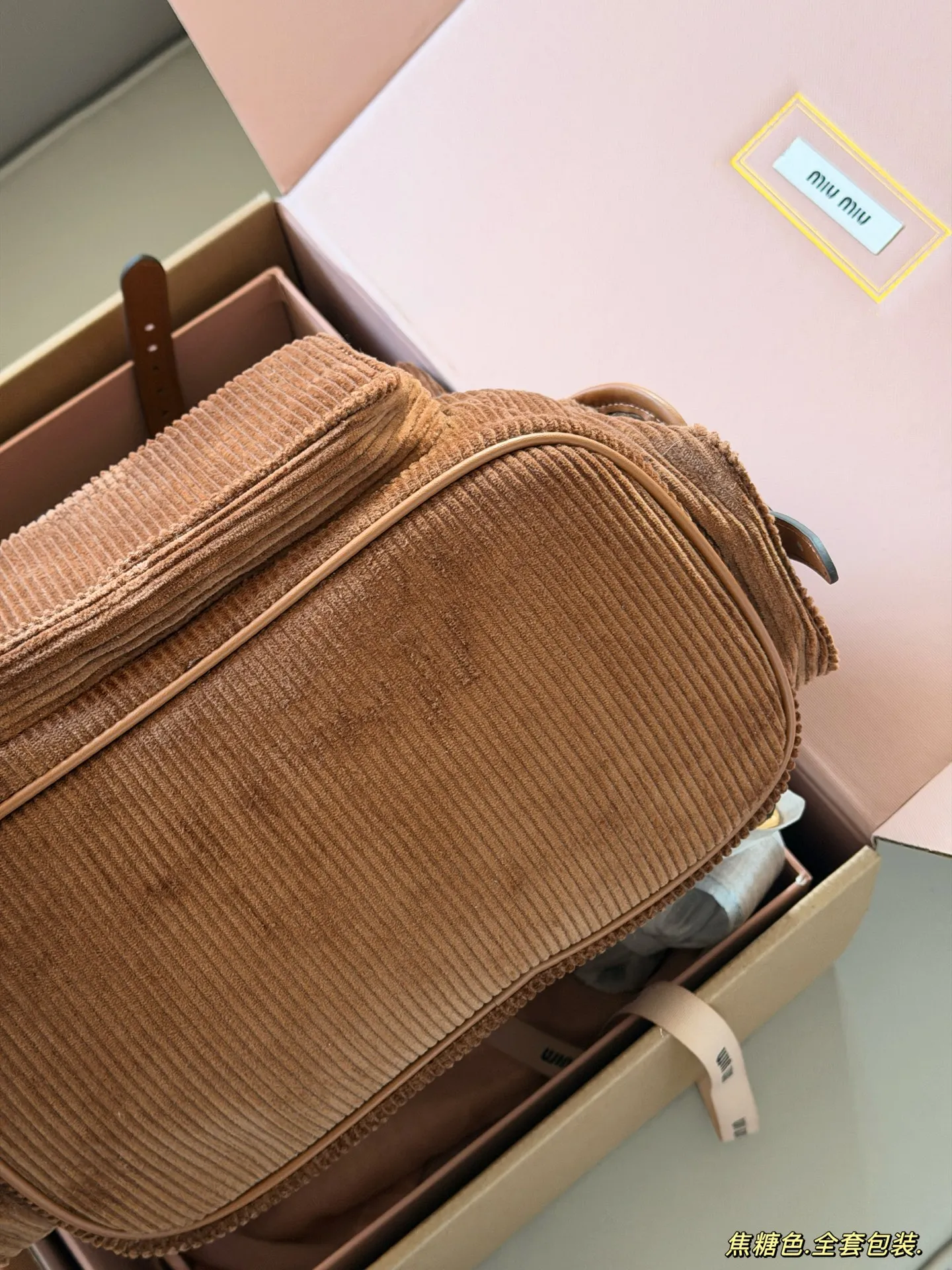 💰300 配全套包装 size:25*27cm(大号) 又一季特别美丽的Miu Miu miumiu ss25 灯芯绒双肩包 超适合秋冬搭配鲜艳跳脱的配色,为沉闷的秋冬增添色彩!搭配大衣超吸睛哦!