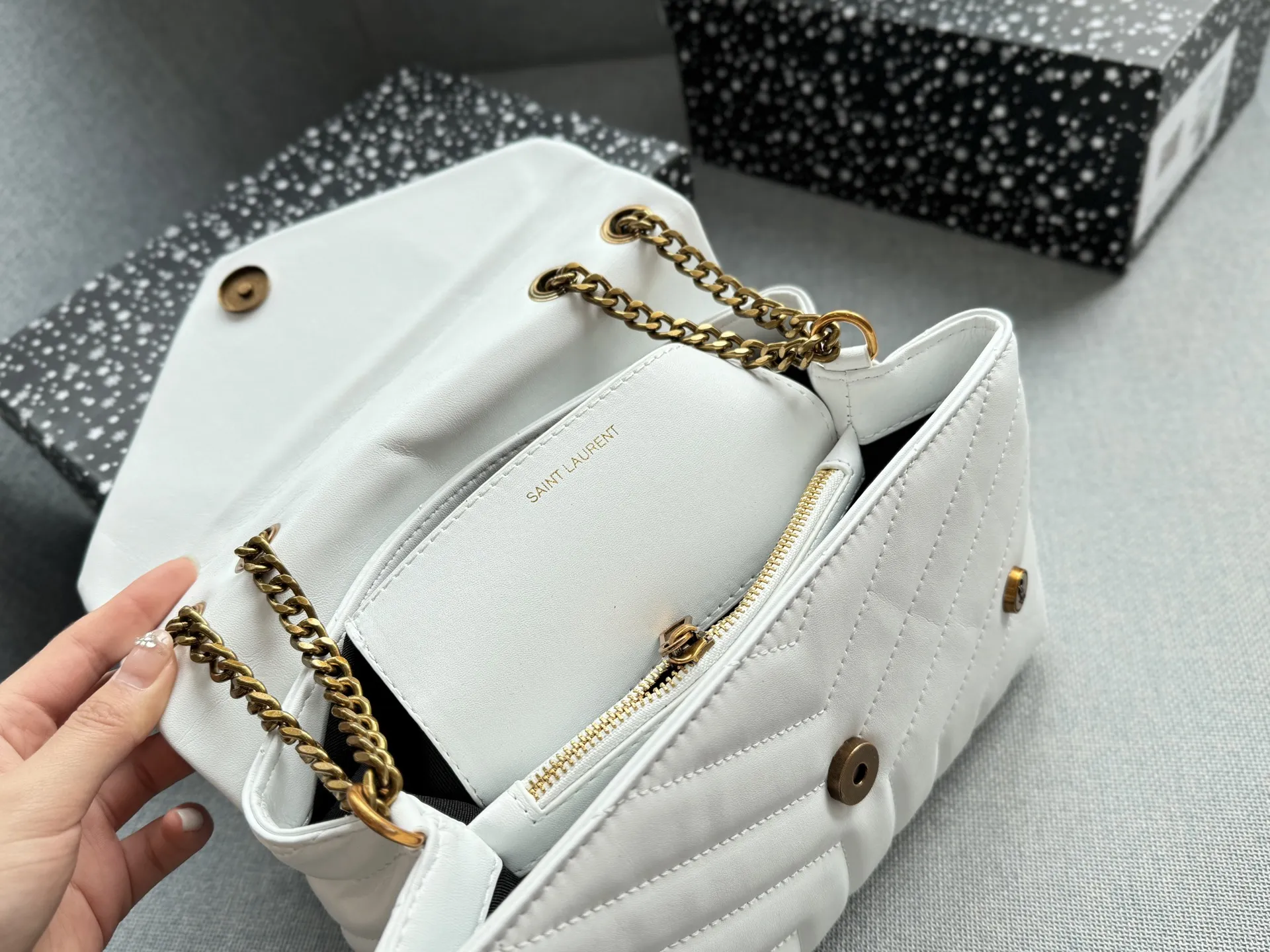 💰130 天地盖 size：25&times;17 圣罗兰 YSL LOULOU 徽章 信封包 链条包 斜挎单肩包 云朵包 越看越有气质 休闲商务都可驾驭 仙女们快来把它带回家✨ 时髦瞬间被拿捏，真的百搭，不信你试！