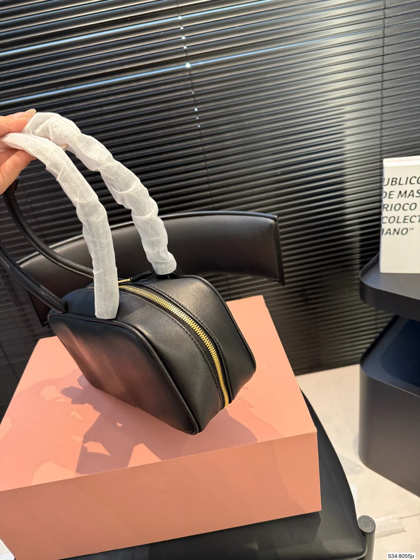 P220配折叠盒子 MIUMIU 保龄球手提包 轻轻松松高级感 包包手感巨好容量也很不赖 简单却又不失华丽 不要觉得会炸眼太高调了什么的 根本不会！ 在你的精简穿搭上简直就是点睛之笔 尺寸：27 12货号8055