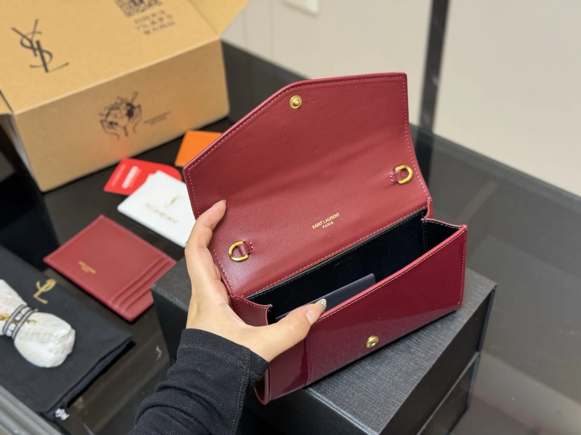 ¥150 配折叠盒飞机盒 size:19*12cm 圣罗兰 woc二合一信封包 牛皮看起来质感特别好!耐磨耐用! 🉑️斜挎🉑️