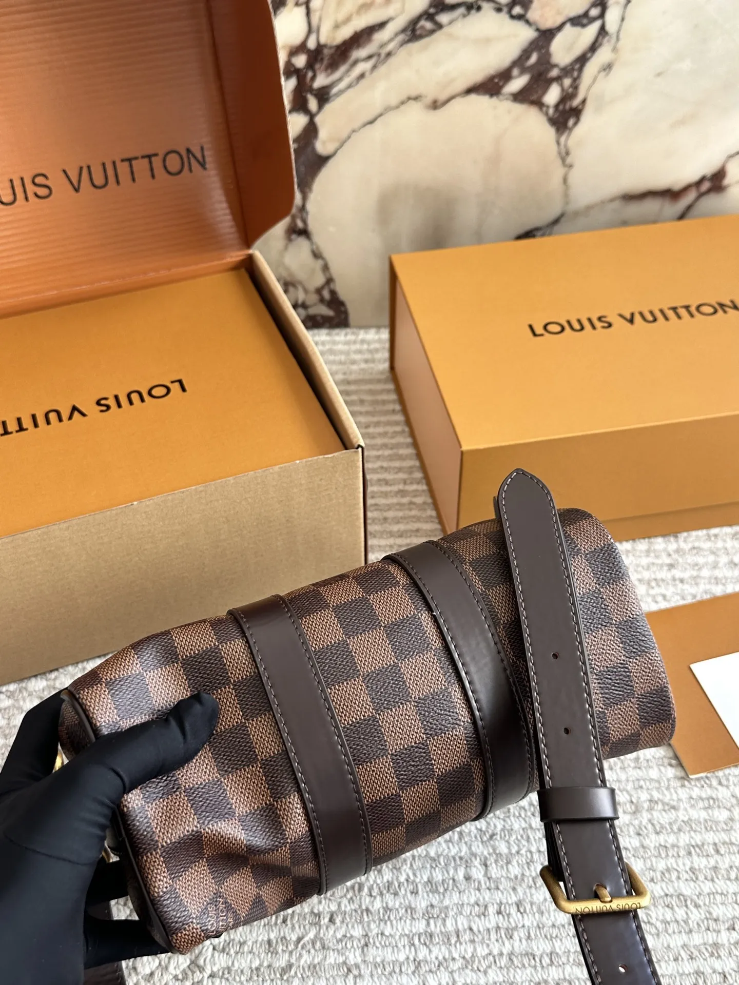 &yen;220 Lv X Nigo Keepall xs 21 枕头包 手袋是一款理想的都市手袋。 标志性的造型与经典的 Monogram 帆布，加之多种携带方式和奢华的天然牛皮饰边为该包平添一份时尚前卫之感。尺寸：25 14cm全套礼盒