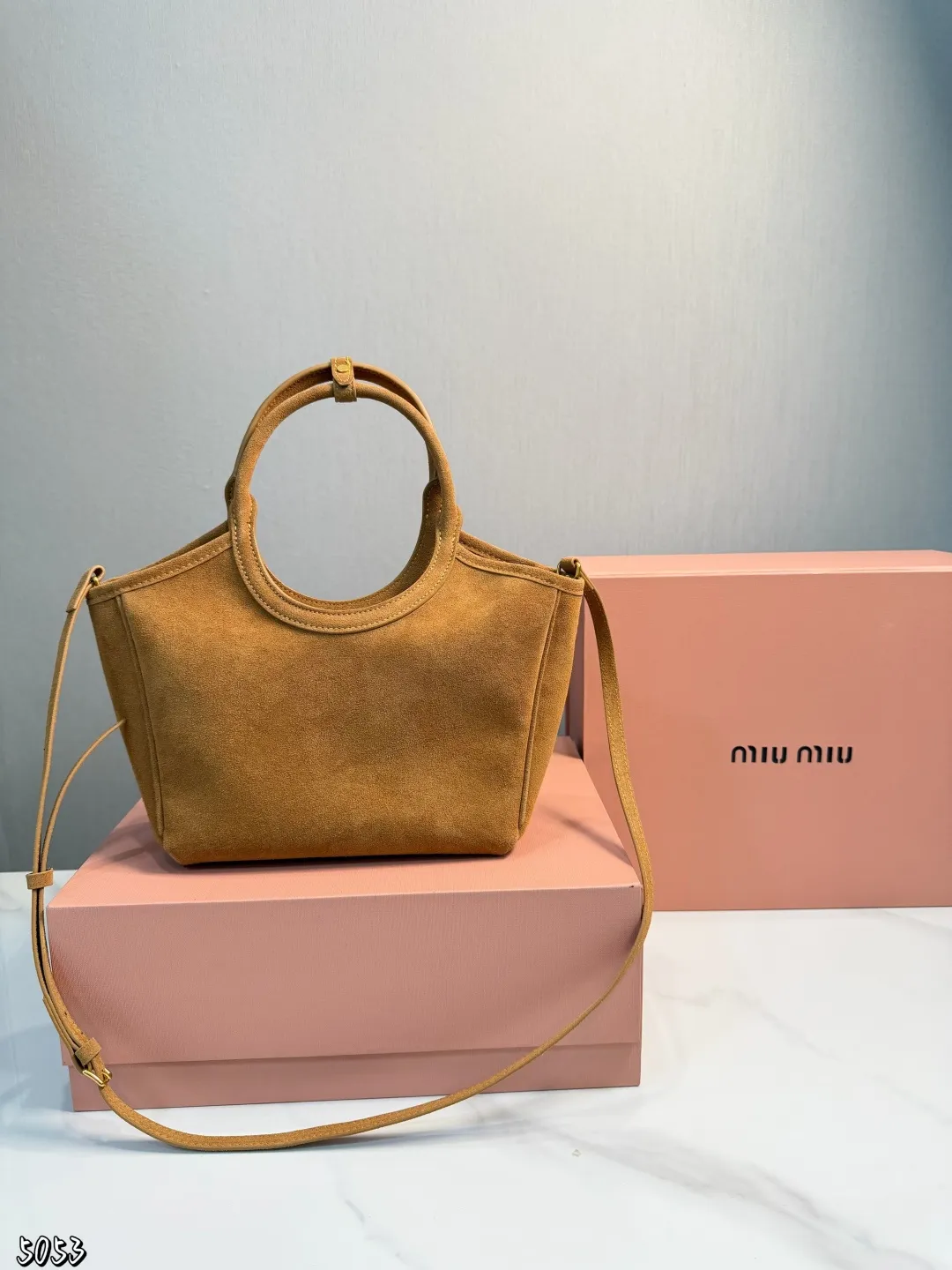 ❤️p170（礼盒包装）❤️ 缪缪MIUMIU托特包 伊势丹限定款hobo也太好看了 质感很高级容量超级大也很耐用尺寸：22*11*18cm 日常出街背它回头率百分百就是这种随性慵懒感