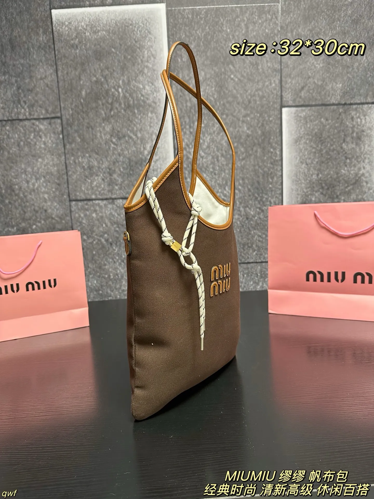 P155配盒 MIUMIU 缪缪 帆布包 Miumiu IVY帆布～是谁的包啊！也太好看了吧 一直的断货款，帆布材质搭配棕色皮质轮廓、自然色的帆布自带文艺风，再搭配miumiu 字母logo，整个包包尽显清新高级，非常轻盈 上身日常携带休闲百塔，日常出行容量也刚刚好 尺寸：32*30cm