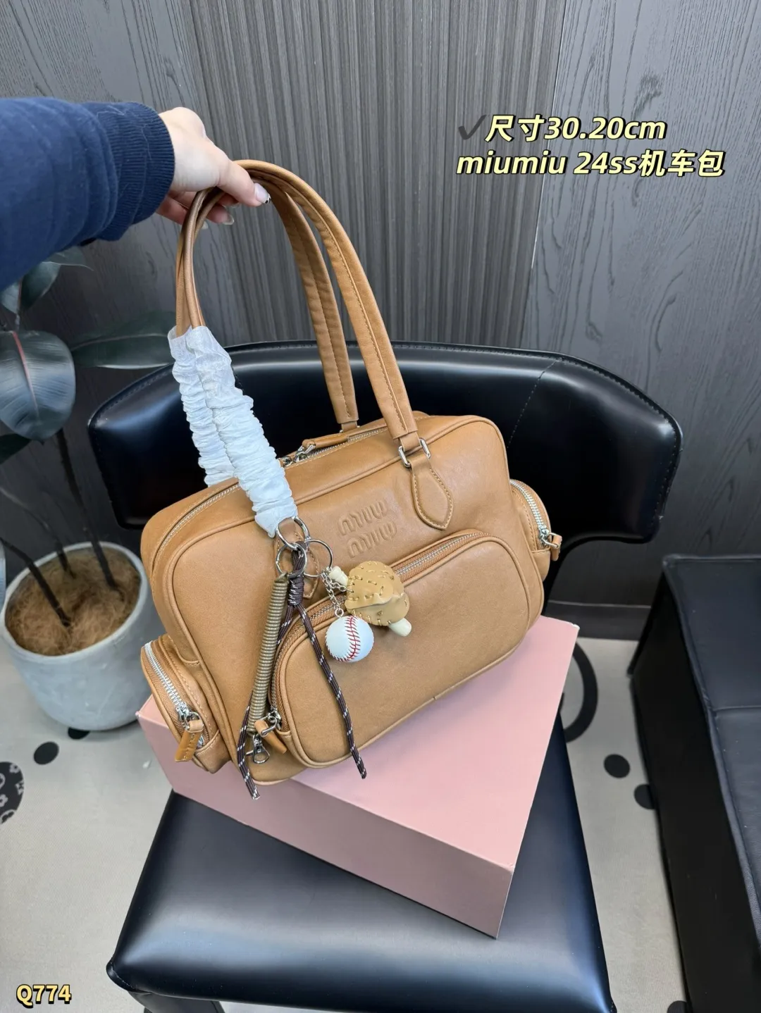 💰190 配折叠盒 尺寸：30.20 cm 缪缪 MIUMIU今年最特别款式机车包.斜挎包-皮质柔软，棉质缎面衬里，多口袋设计模糊功能与装饰界限，个性鲜明，能驾驭各种风格，可甜可盐，容量可光，各大明星时尚搏主几乎人手一个