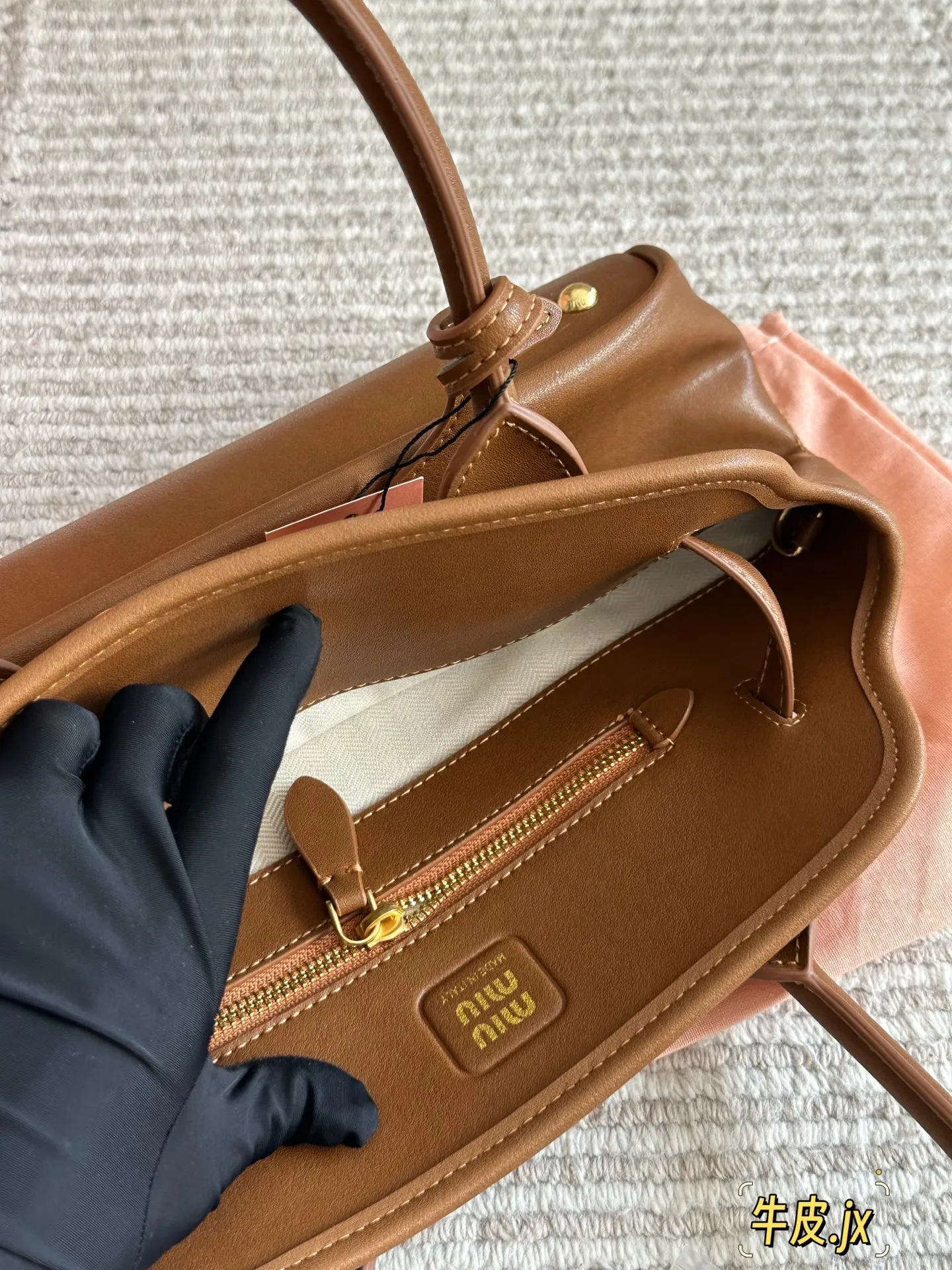 p250 原版皮 miumiu复古Aventure系列贝壳包 Aventure系列贝壳手提/斜挎包.上线啦! 24ss最流行款式,做旧褪色感的皮革颜色与质地,配上金属皮带搭扣高级又复古,采用小牛皮制作的包身设计精致,方正复古的造型 手提腋下斜挎包随意切换! 优雅通勤超好穿快快加入miu女孩吧! 尺寸:33 21cm复古包#牛皮包包