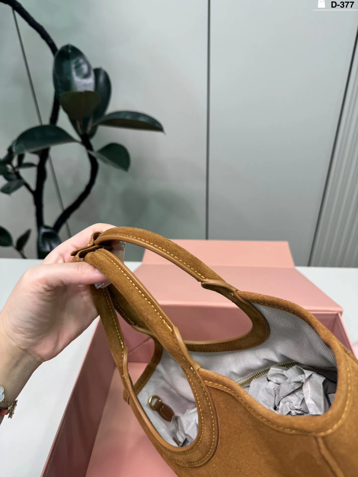 💰p165 D-377尺寸22×18折叠盒 Miu Miu Ivy手袋, 简约复古风满满! 通勤休闲都能搭。 秋冬穿搭必备,轻松提升造型感。尺寸适中,实用又时髦,是Miu Miu热门单品,时髦精们都在入手!