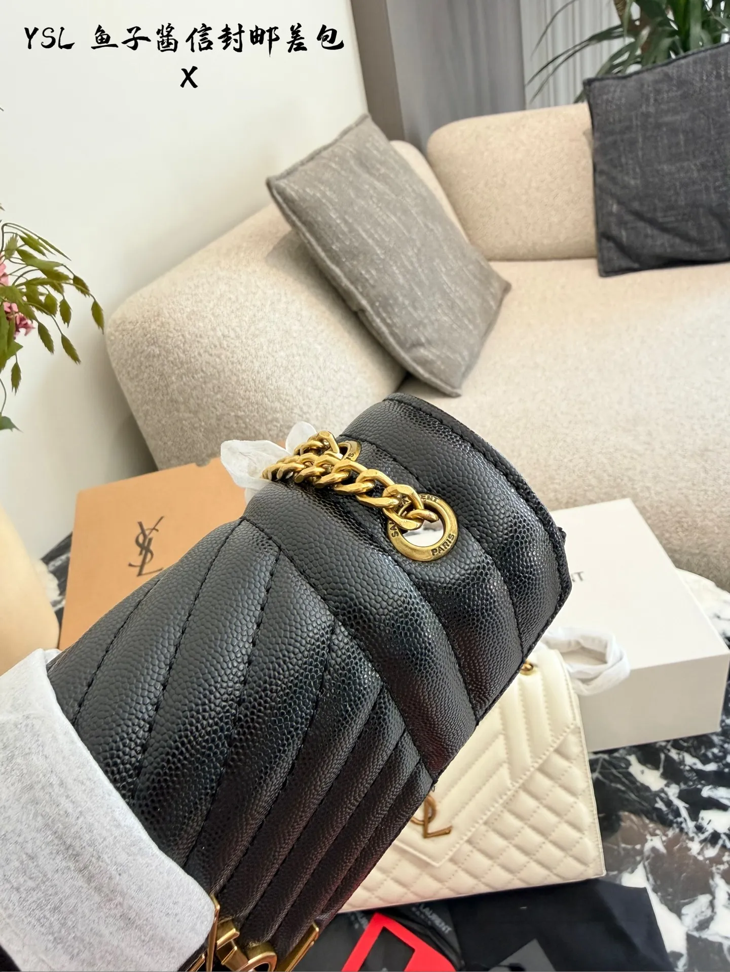 YSL鱼子酱信封包p155 🖤YSL Envelope鱼子酱信封包,经典信封造型+绗缝设计,质感满分!颗粒纹牛皮耐磨又高级,金色Logo超有辨识度✨。中号尺寸约24×17×6cm,容量适中,日常通勤或约会都很OK。链条可调节,单肩、斜挎、腋下背法随心切换,百搭不挑衣服,四季都能用!黑金配色经典耐看,实用又时髦,是YSL标志性手袋之一💼。