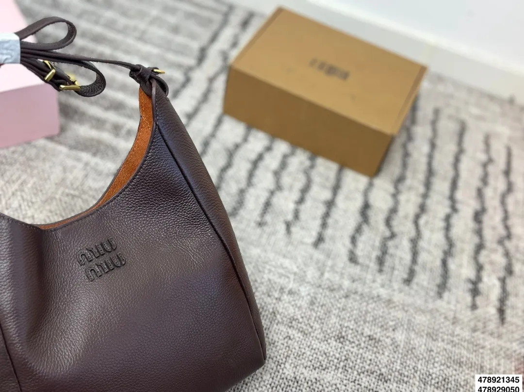 p255 p220 配盒 size:23.22/16.15 miumiu 快闪新品 牛皮细腻柔软 内里是很特别的绿色, 个人觉得单肩斜挎腋下更好看!