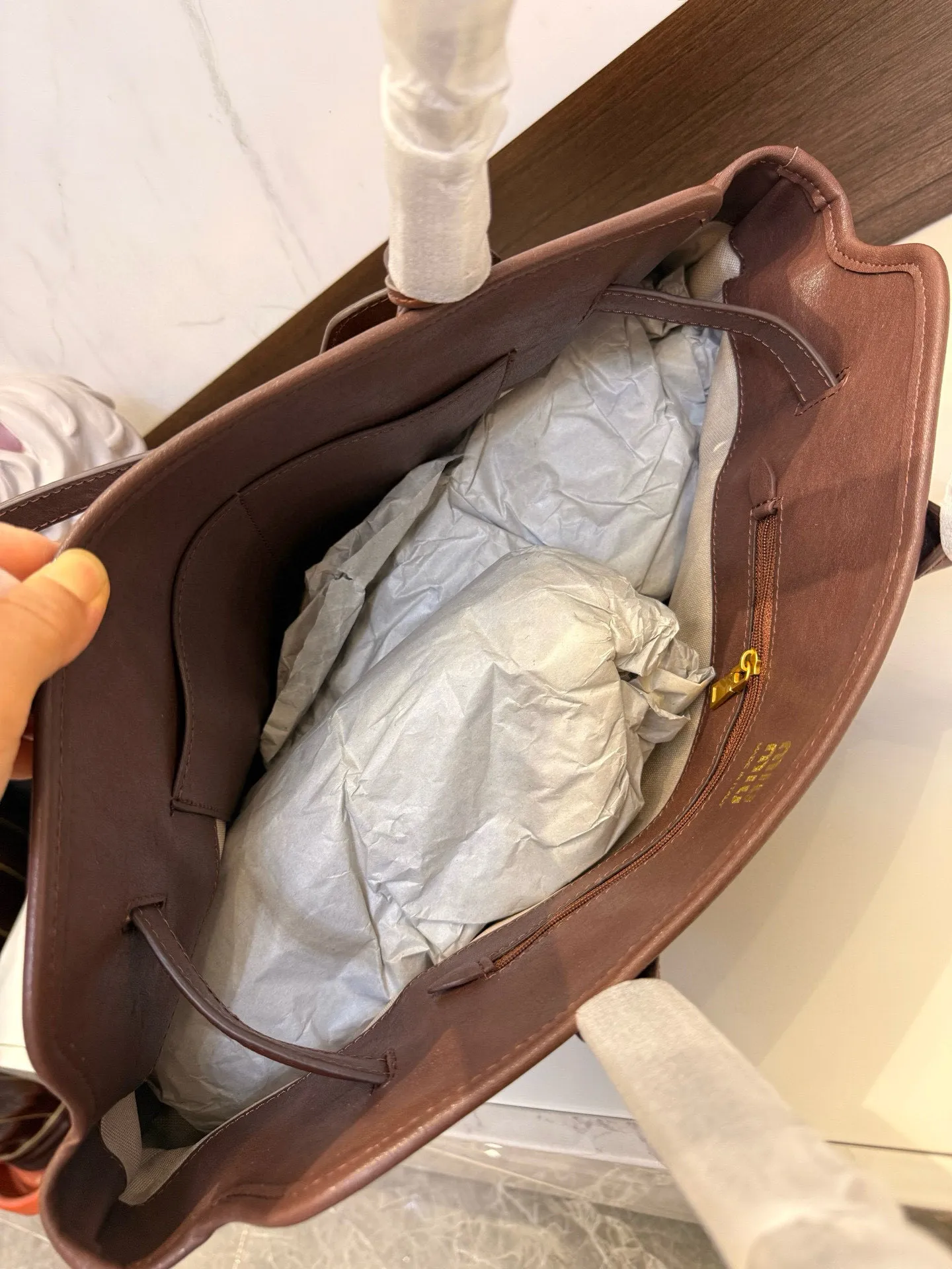 📢📢📢p275 牛皮 MiuMiu期待已久的2025.秀款 中古包.快来围观吧 2025秋冬系列包包 简洁利落的设计 凸显功能性 实用主义 柔软舒服的触感 彰显 MiuMiu 女性愈加自信，务实，前卫和酷炫的态度 尺寸：44*14*22cm