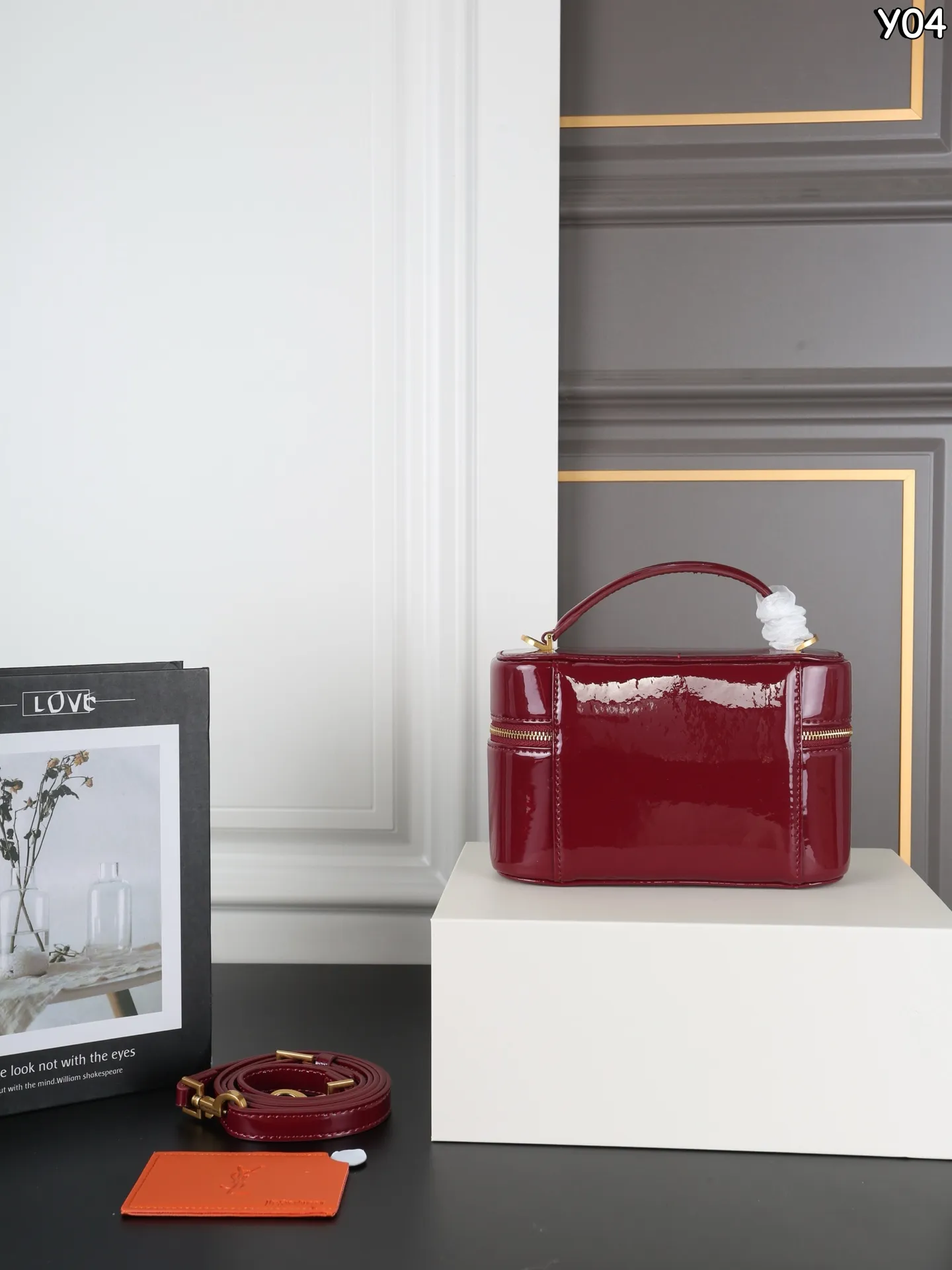 P180 全套礼盒 圣罗兰 YSL GABY 漆皮 盒子包 单肩斜挎手提包化妆包 漆皮更复古,更有个性~ 秋冬新款漆皮系列丨泛着高级光泽哇 高级感都要溢出来啦 尺寸:18×12