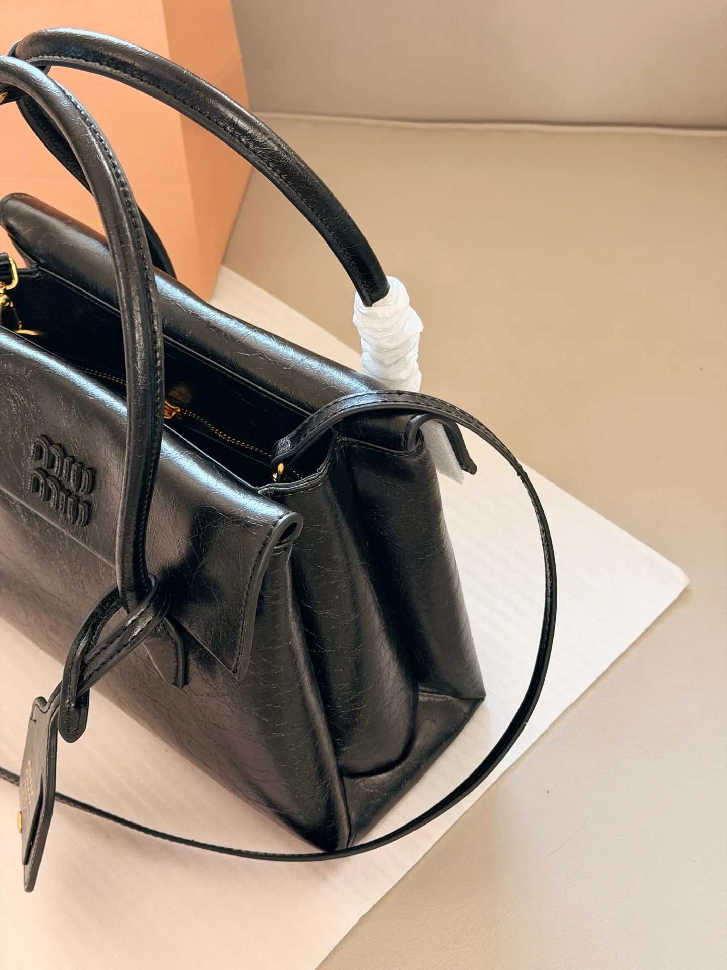 💰225 配盒 size:28*20cm Miumiu Solitaire用上了! 这只Solitaire简直让我一眼万年! 复古调调拿捏得死死的, 亮面皮超级好看 质感也超好! 两边的翻盖格设计真的很贴心, 磁吸翻盖很方便 可手提可单肩可斜挎, 从实用性来说,这只Solitaire真的nice!