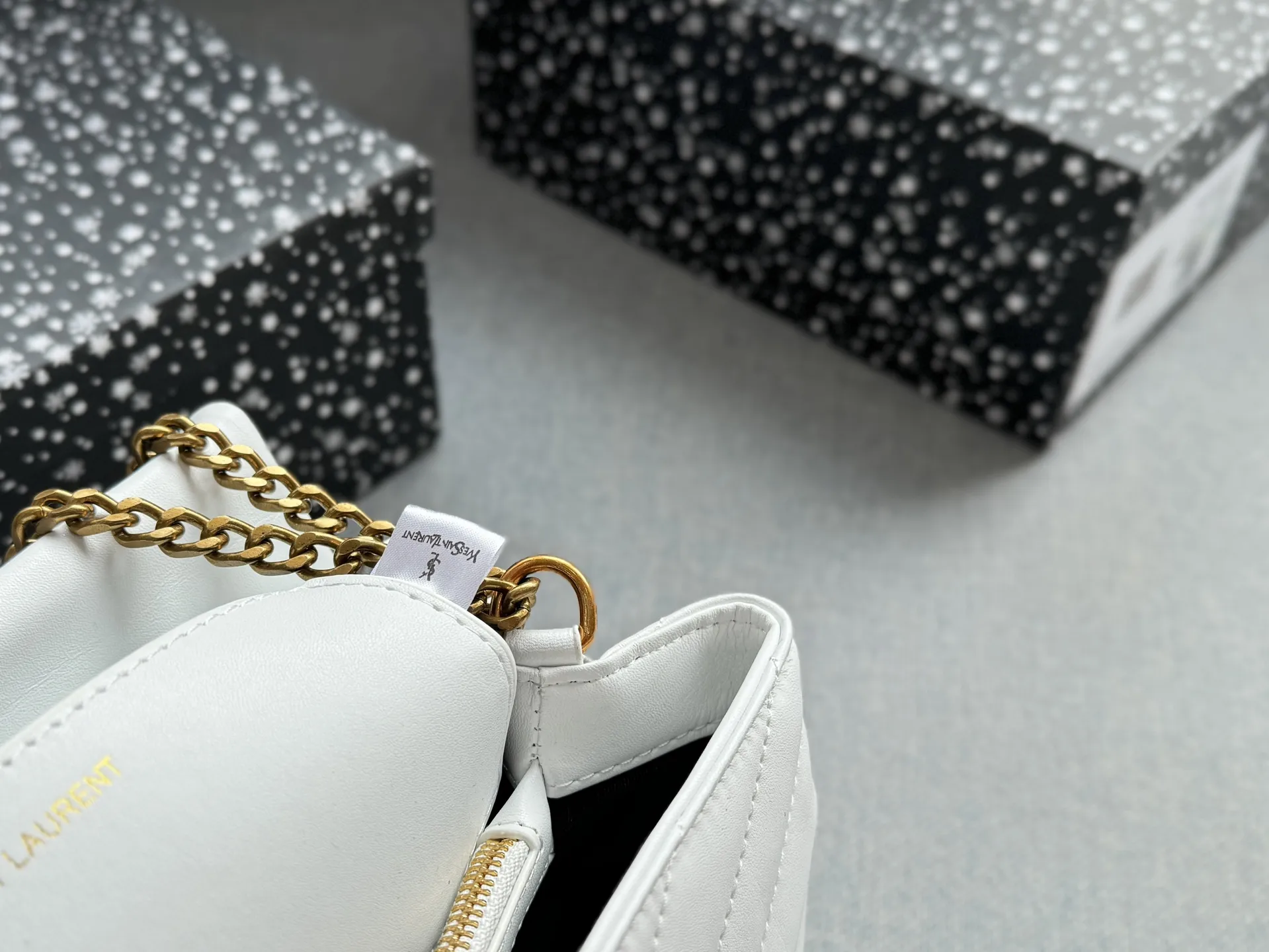 💰130 天地盖 size:25×17 圣罗兰 YSL LOULOU 徽章 信封包 链条包 斜挎单肩包 云朵包 越看越有气质 休闲商务都可驾驭 仙女们快来把它带回家✨ 时髦瞬间被拿捏,真的百搭,不信你试!