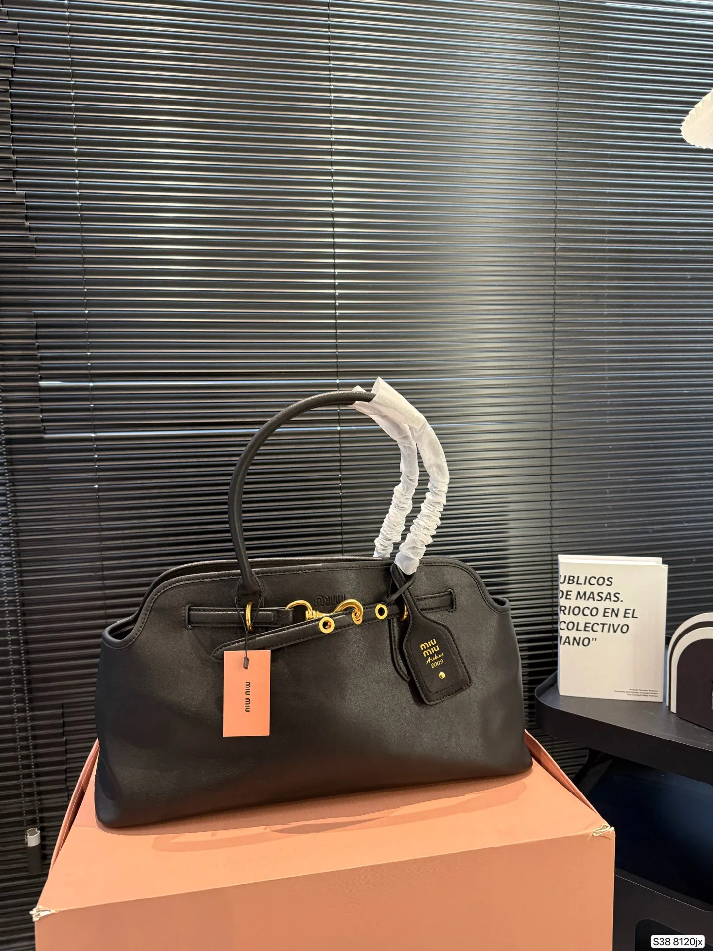 P240 配折叠盒子 麂皮缪缪托特 要么说今年MIUMIU确实“妖”呢 不得不承认MIUMIU现在的产品越来越受欢迎了,不仅仅女生的适龄段继续年轻化,男生的关注度也越来越高,而且营销的确也跟得上,时装周期间的热搜数量就很说明问题~尺寸:45 23货号8120